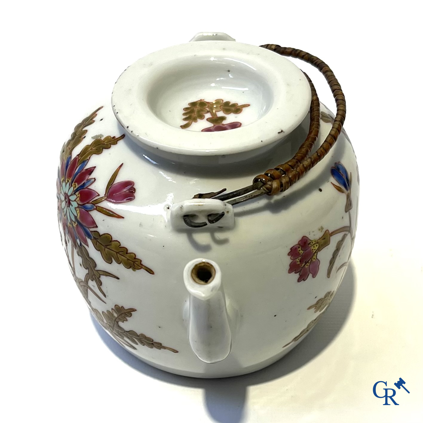 Aziatica. China. Een kavel met Canton porselein, een theepot en famille rose porselein met gele ondergrond.