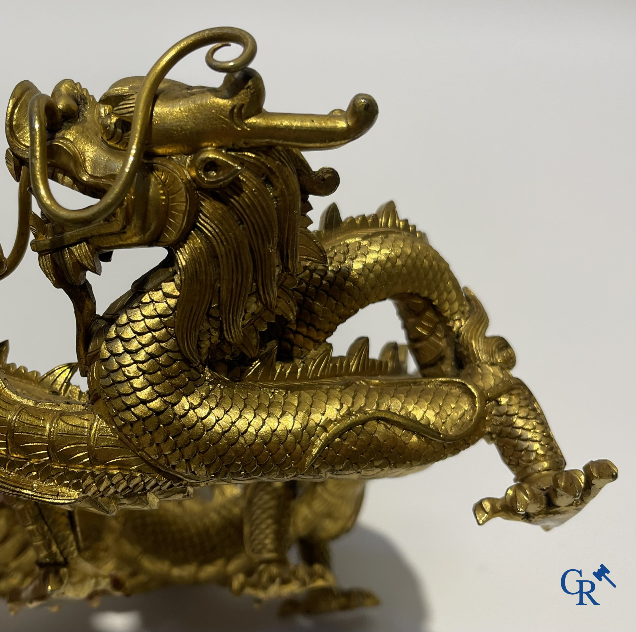 Aziatica. China. Een zeldzame Chinese drakensokkel in verguld brons. Qing Dynastie.
