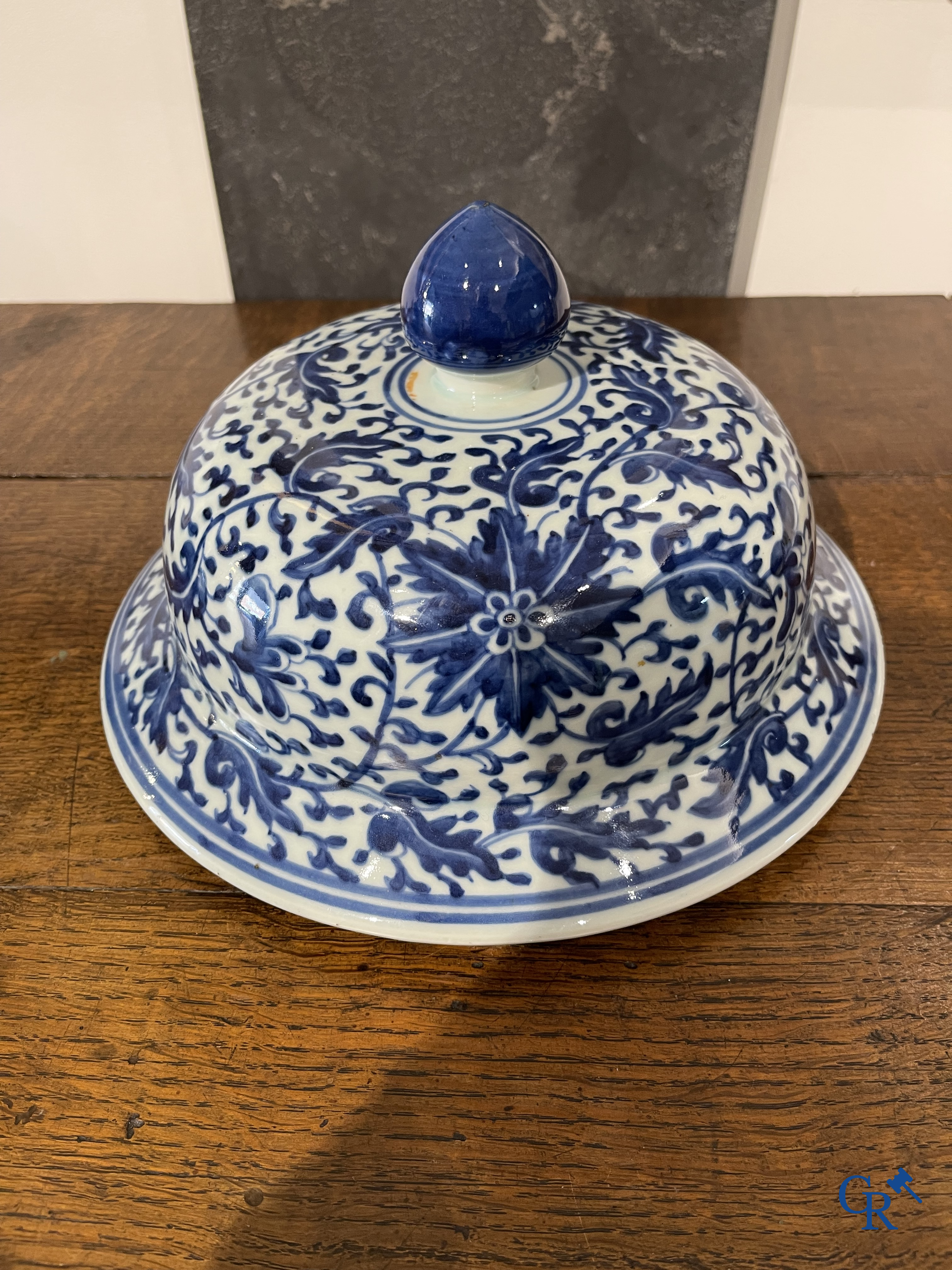 Asian Art. Chinese porcelain. A massive Chinese blue and white baluster vase and lid with lotus roll decor. 19th century.