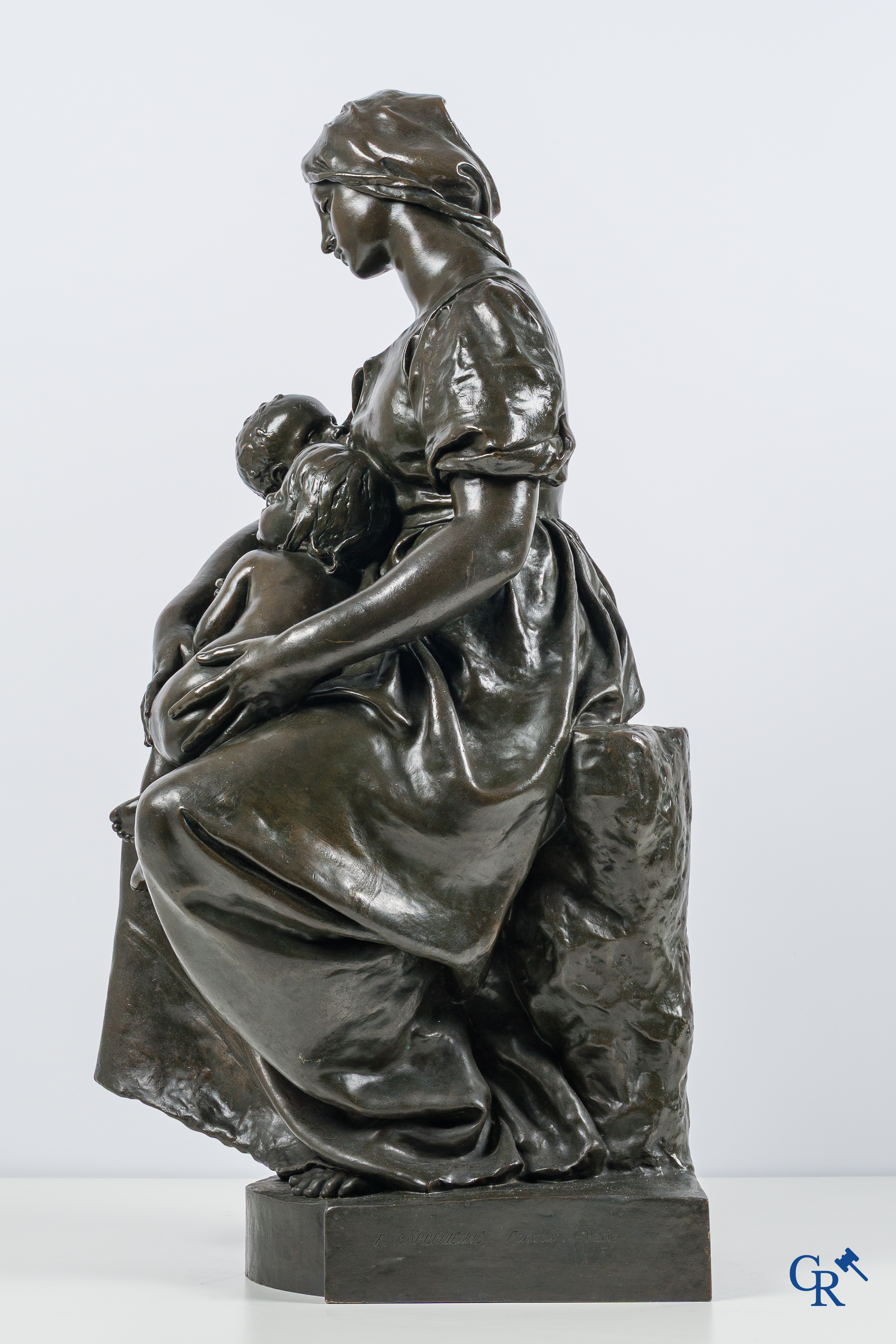 Paul Dubois (1829-1905) Maternité. Groot bronzen beeld met bruine patina. Gesigneerd P. Dubois, gieterij F. Barbedienne.