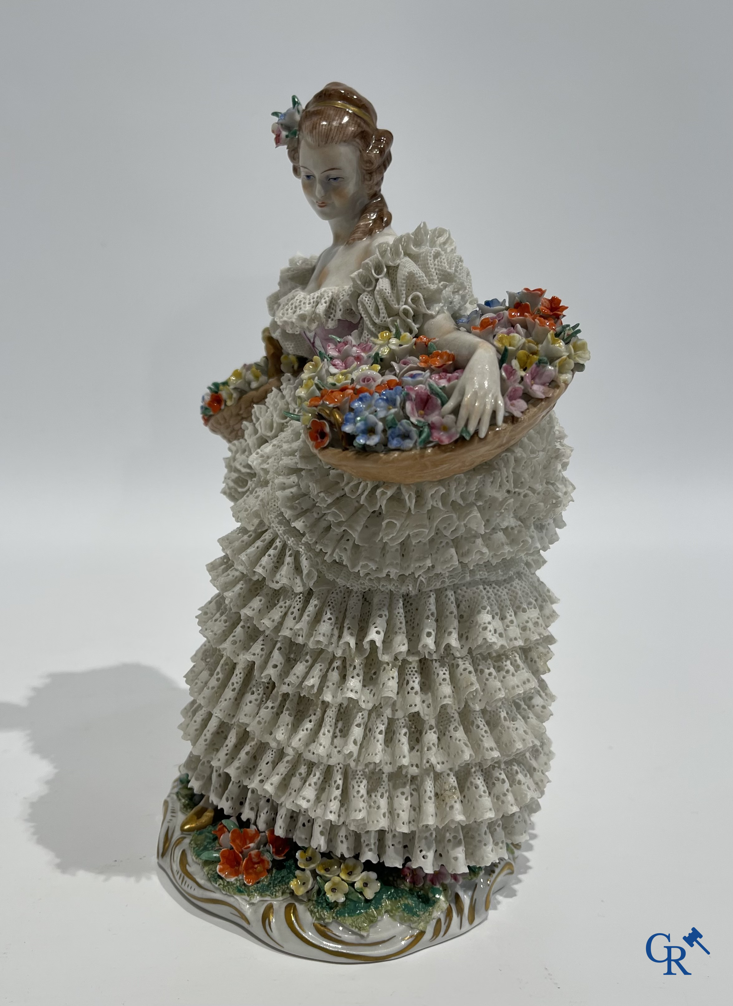 Duits porselein. 3 groepen in lace porcelain. Gemerkt Volkstedt Rudolstadt en Sitzendorf.