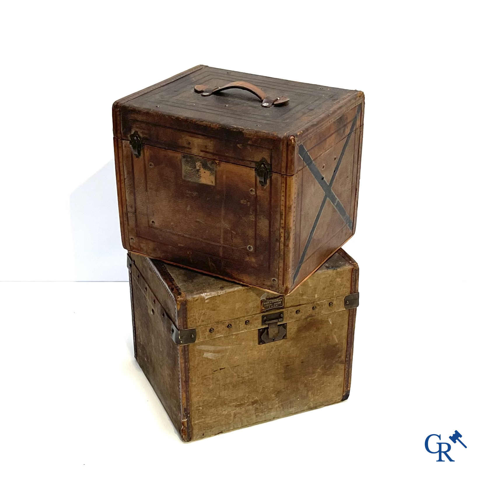 2 Antieke decoratieve koffers, hout met leder. Circa 1900.