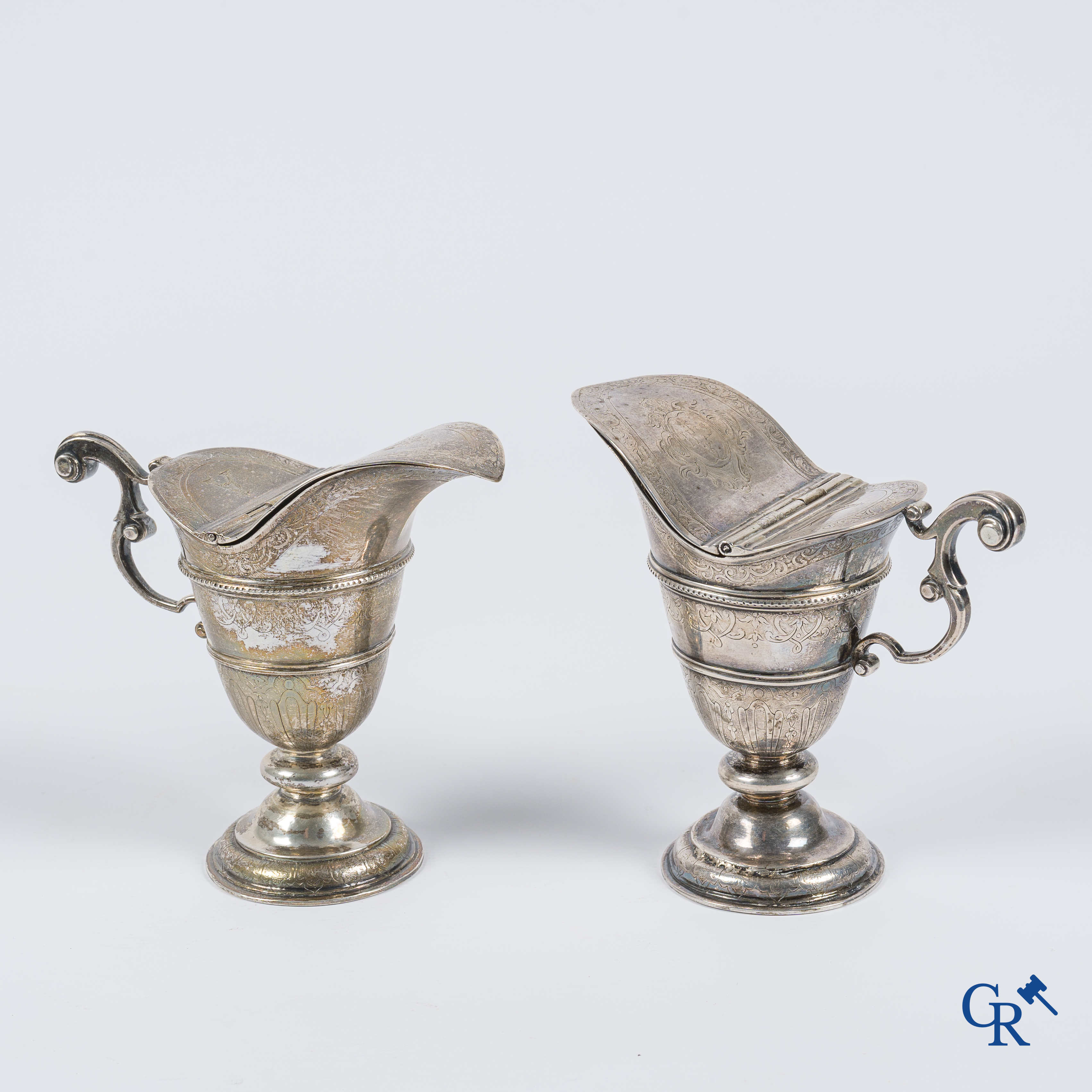 Zilver. Paar gegraveerde religieuze dekselkannen. Inscripties op de bodem "Temi ... Bruxelles". België 18e eeuw.