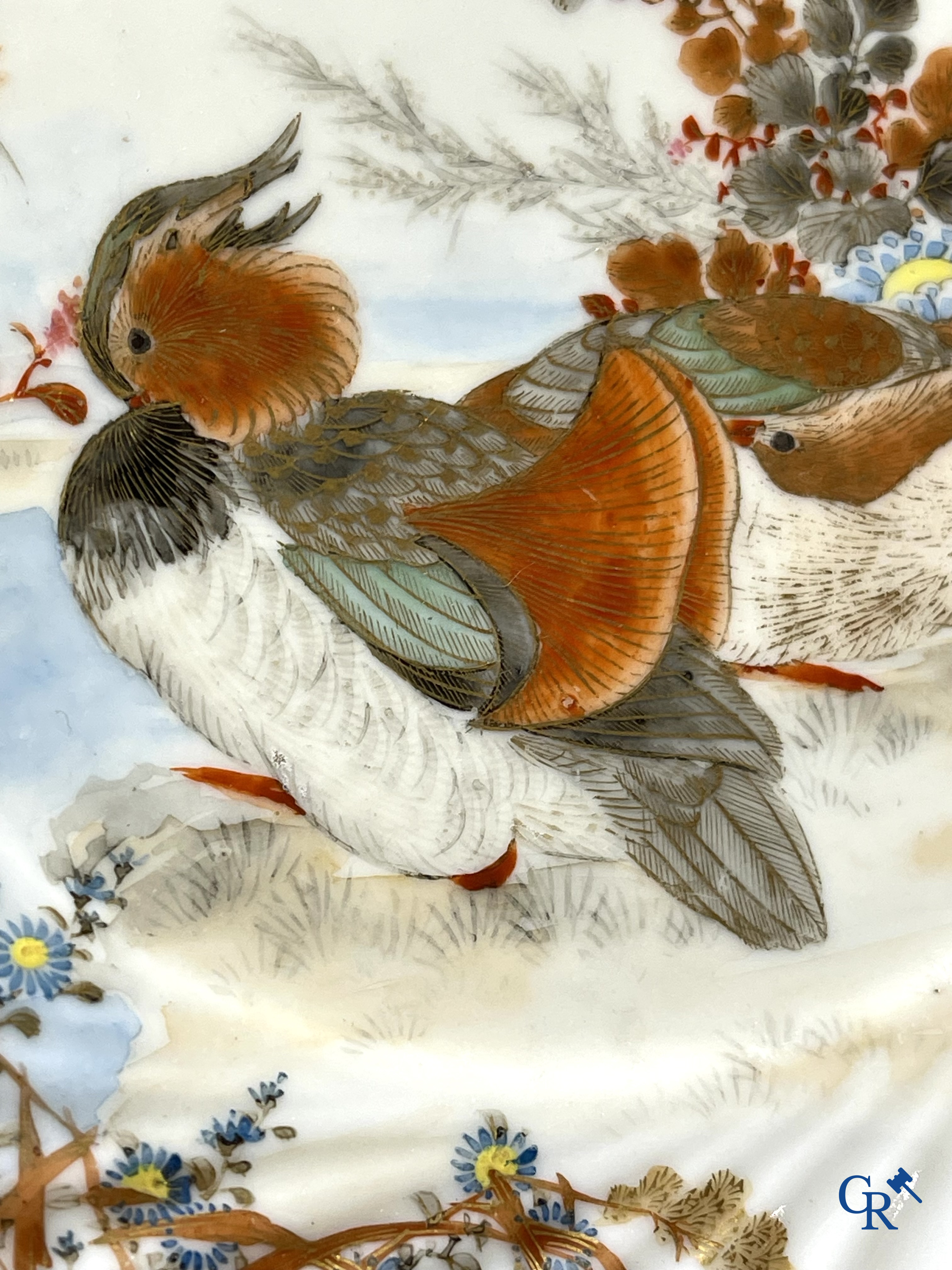 Een mooi lot brocante waaronder een Japans Kutani-porselein servies, een vaas in Val Saint Lambert en een jardinière.