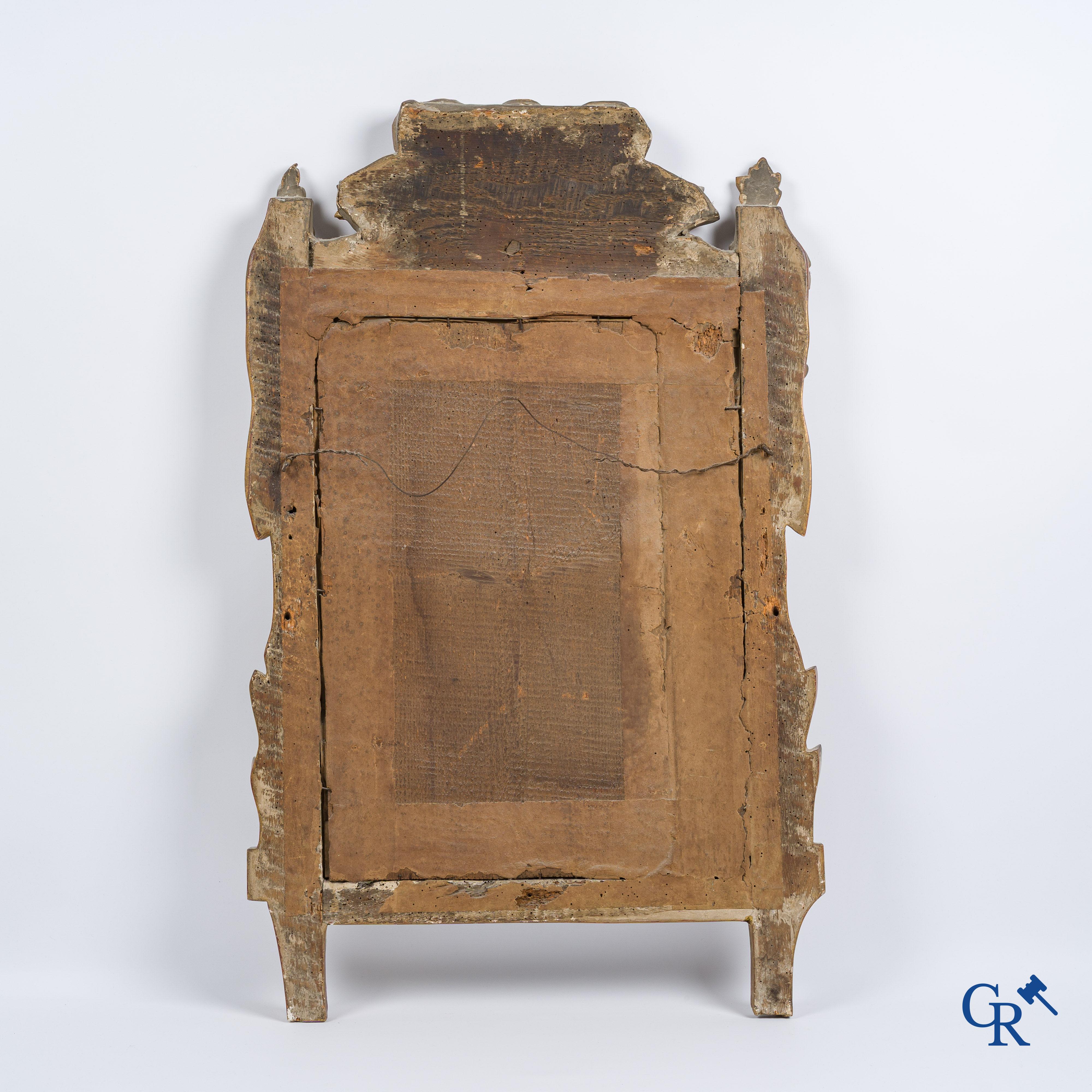 Een hout gesculpteerde en vergulde spiegel. LXVI-tijdperk.