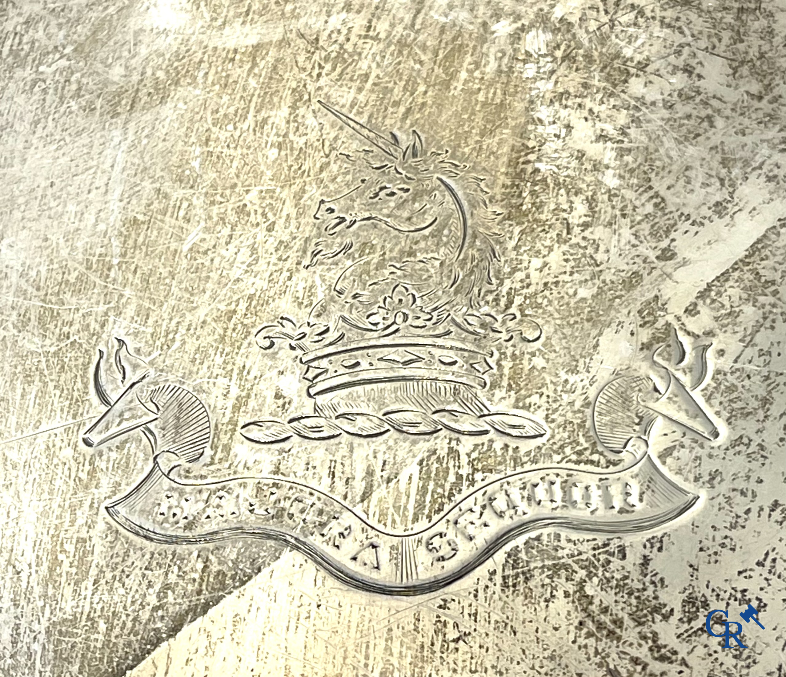 Zilver. Mappin & Webb London. Grote 3-potige sierschotel met een wapenschild met eenhoorn.