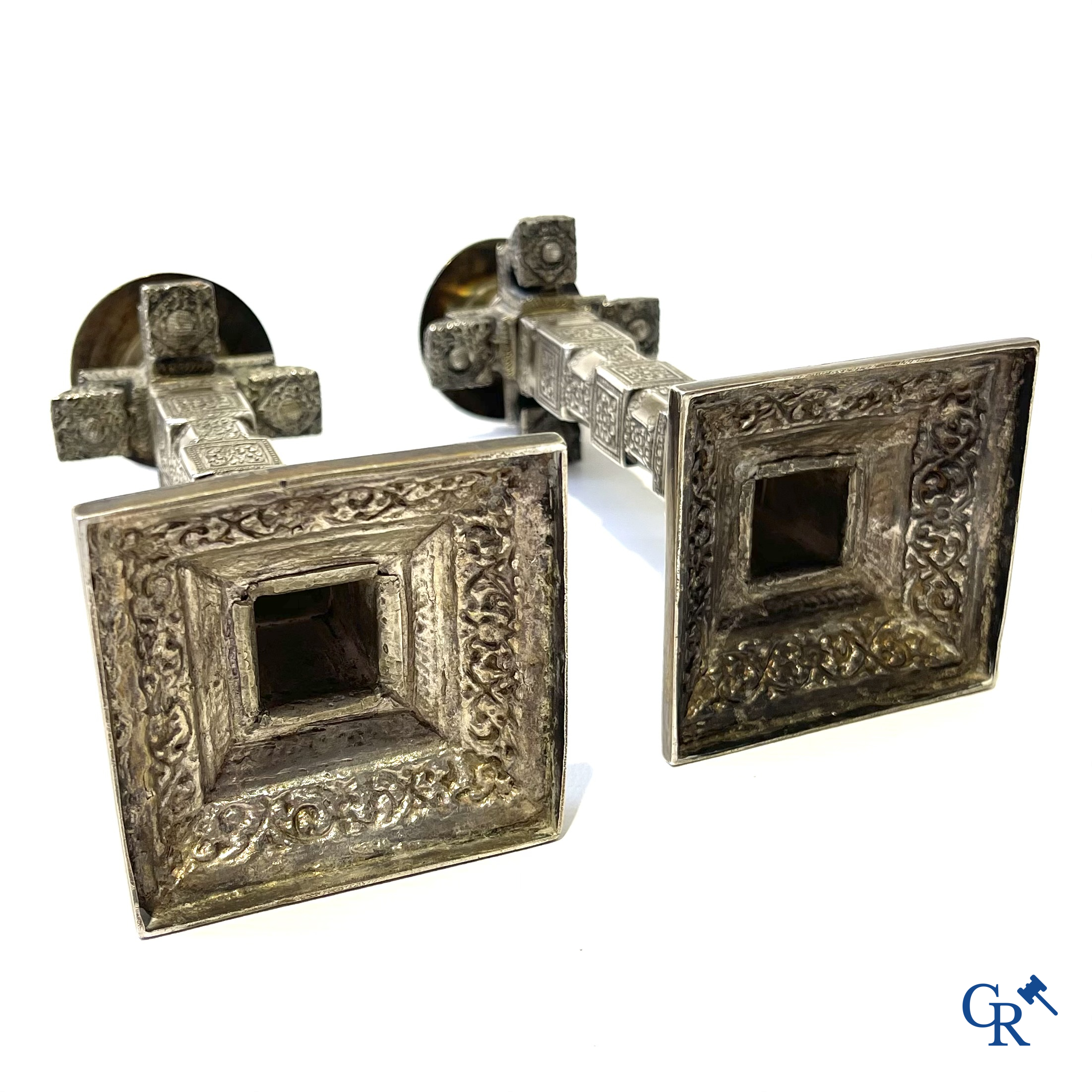 Zilver. Uitzonderlijk paar zilveren kandelaars in de vorm van houten tempelzuilen. Sri Lanka, Kandy, 19e eeuw.