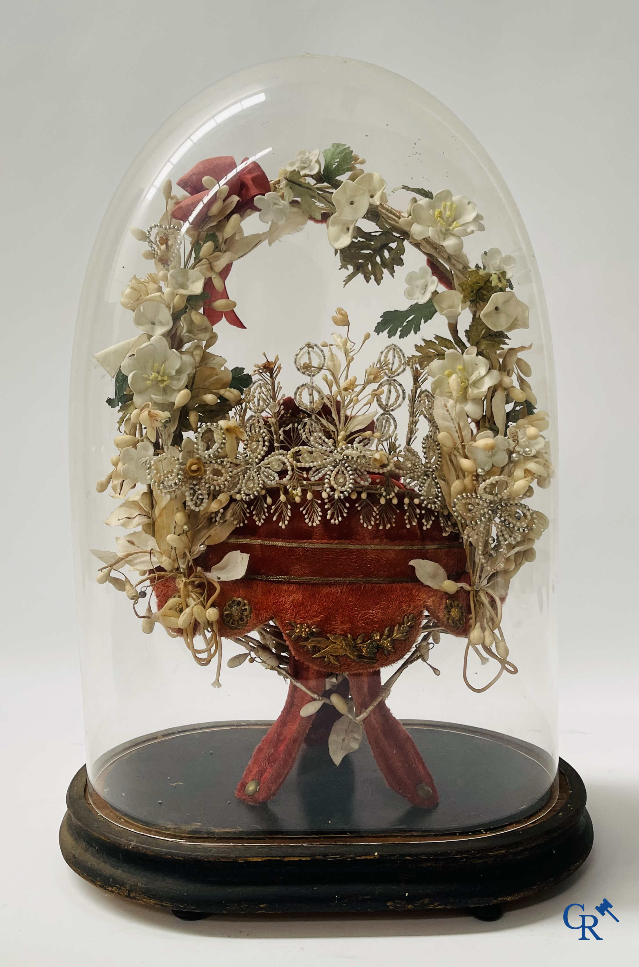 2 globes in glas met bruidsboeket, één met bloemen in biscuit, een ander met spiegels, gedateerd 1908.