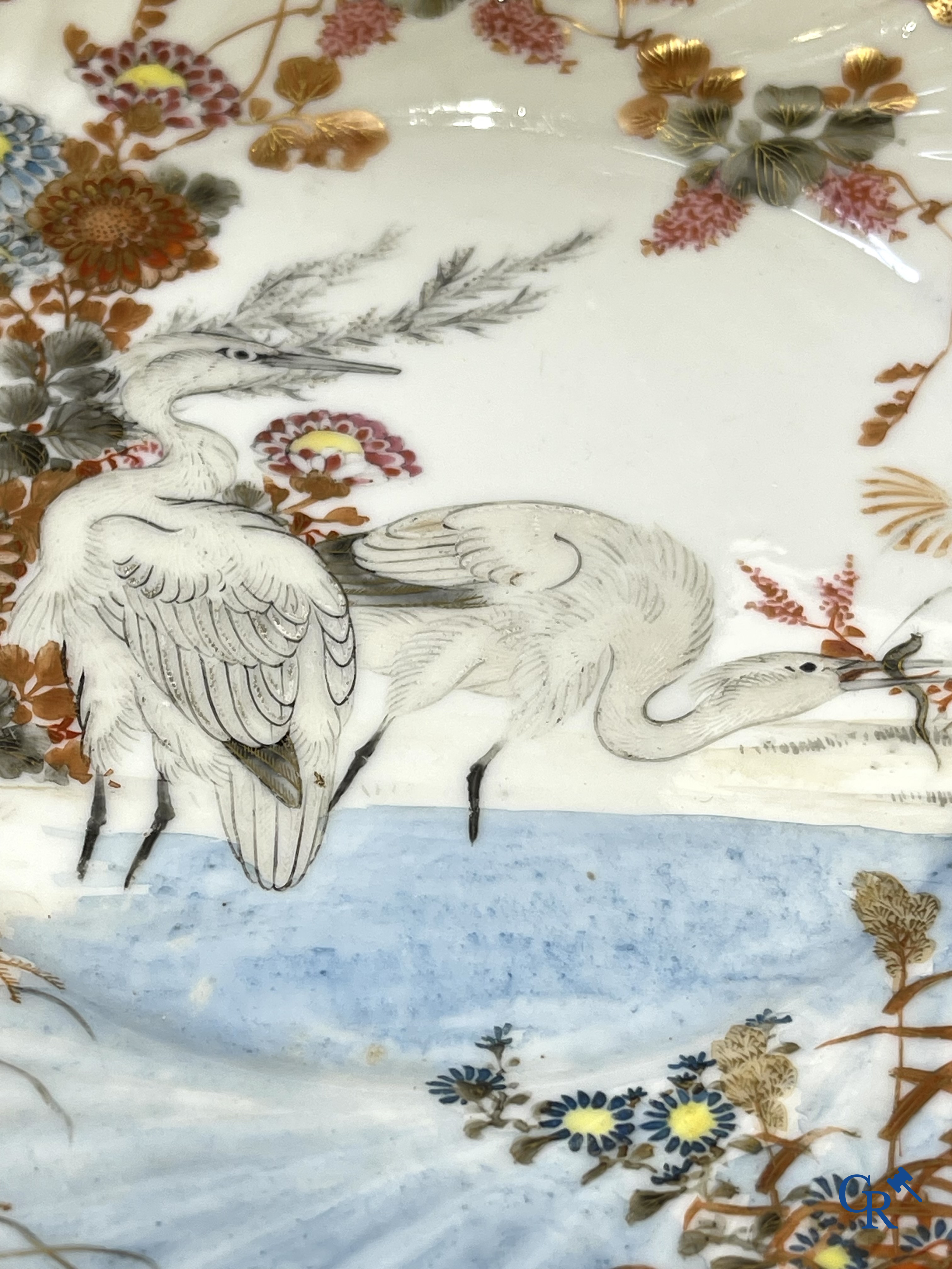 Een mooi lot brocante waaronder een Japans Kutani-porselein servies, een vaas in Val Saint Lambert en een jardinière.