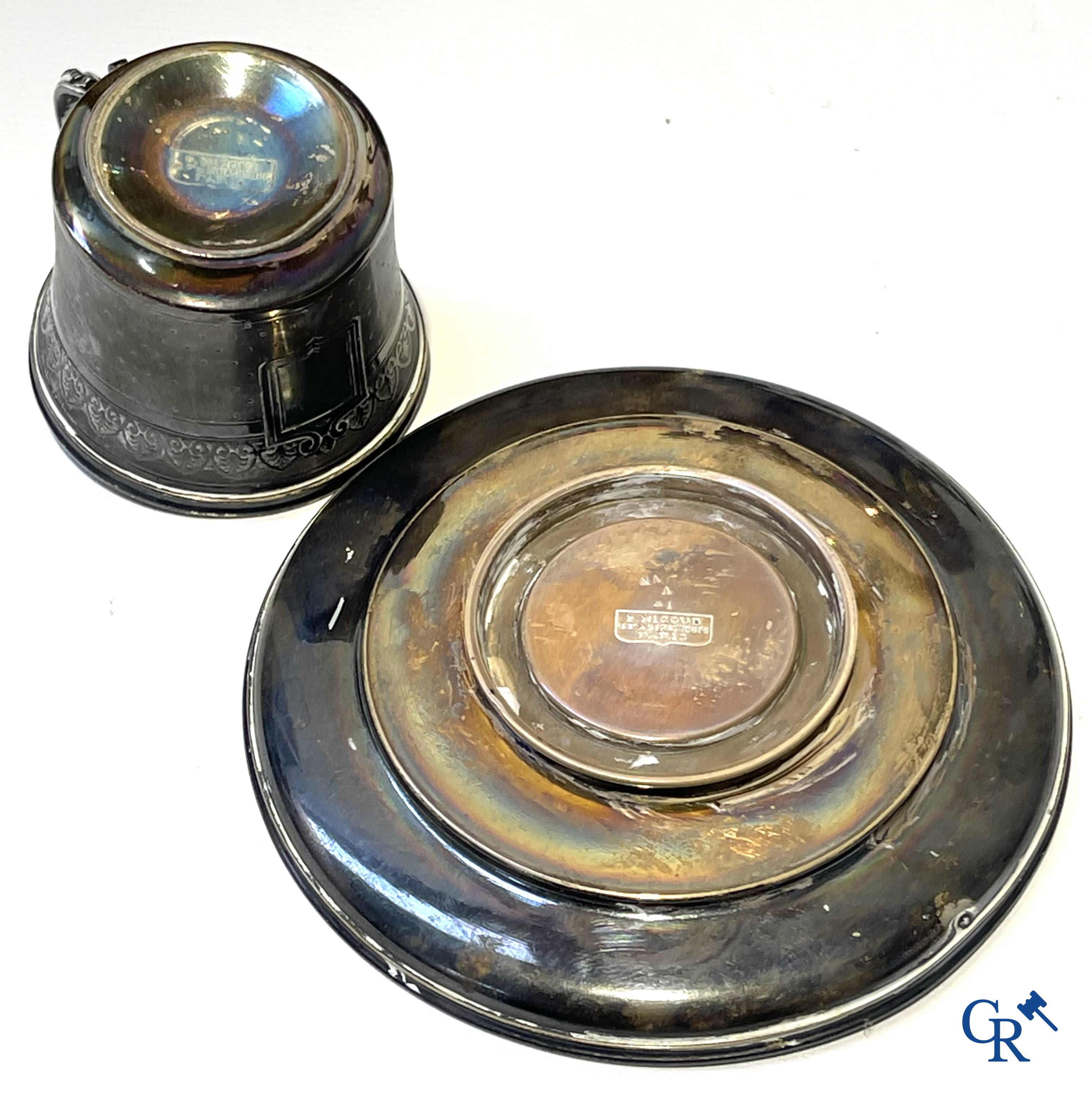 Lot brocante: Karaf, Val Saint Lambert, bronzen tafelbel, karaf met zilver montuur, miniatuur Thomas Sidney Cooper, enz.