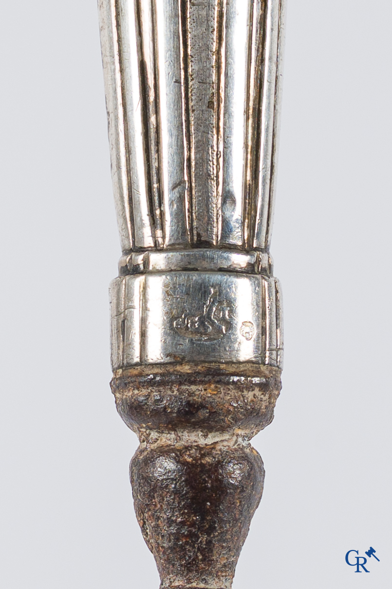 Zilver. 3 stuks tafelzilver waaronder een rattenstaartlepel, vleesspies en een mes. Vlaanderen, eind 16e eeuw.