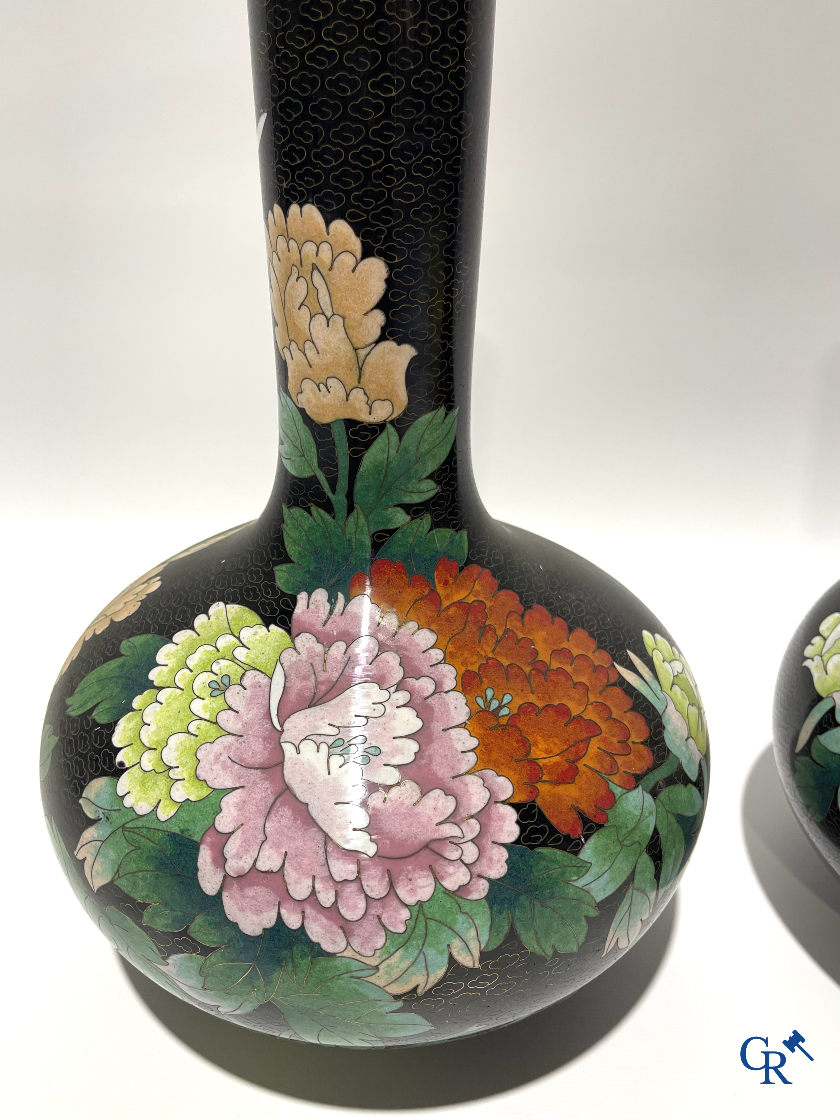 Een paar Chinese cloisonne vazen met bloemendecor.