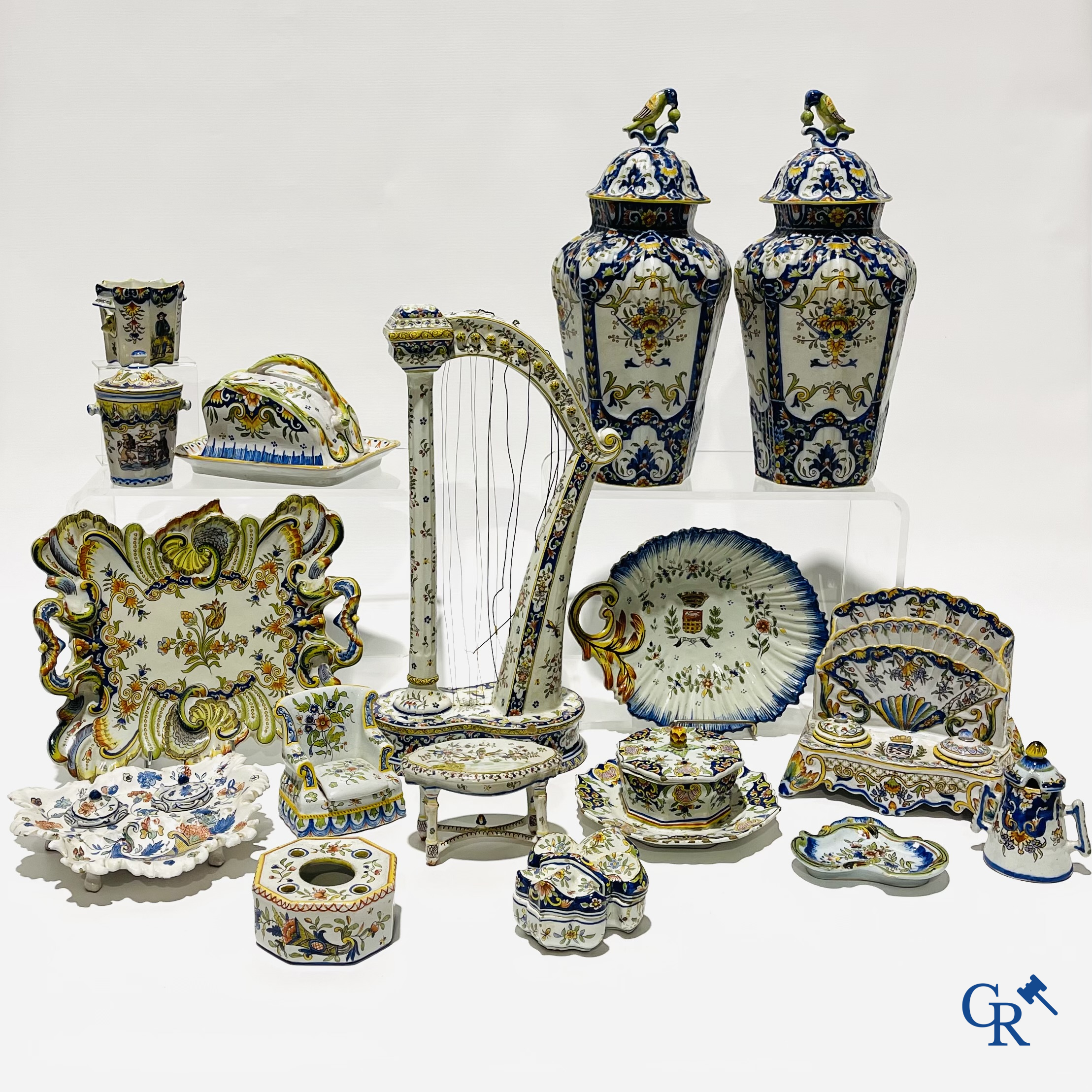 Faience van Rouen, Devres. Interessant en groot lot met diverse polychrome vormstukken. 19e eeuw.