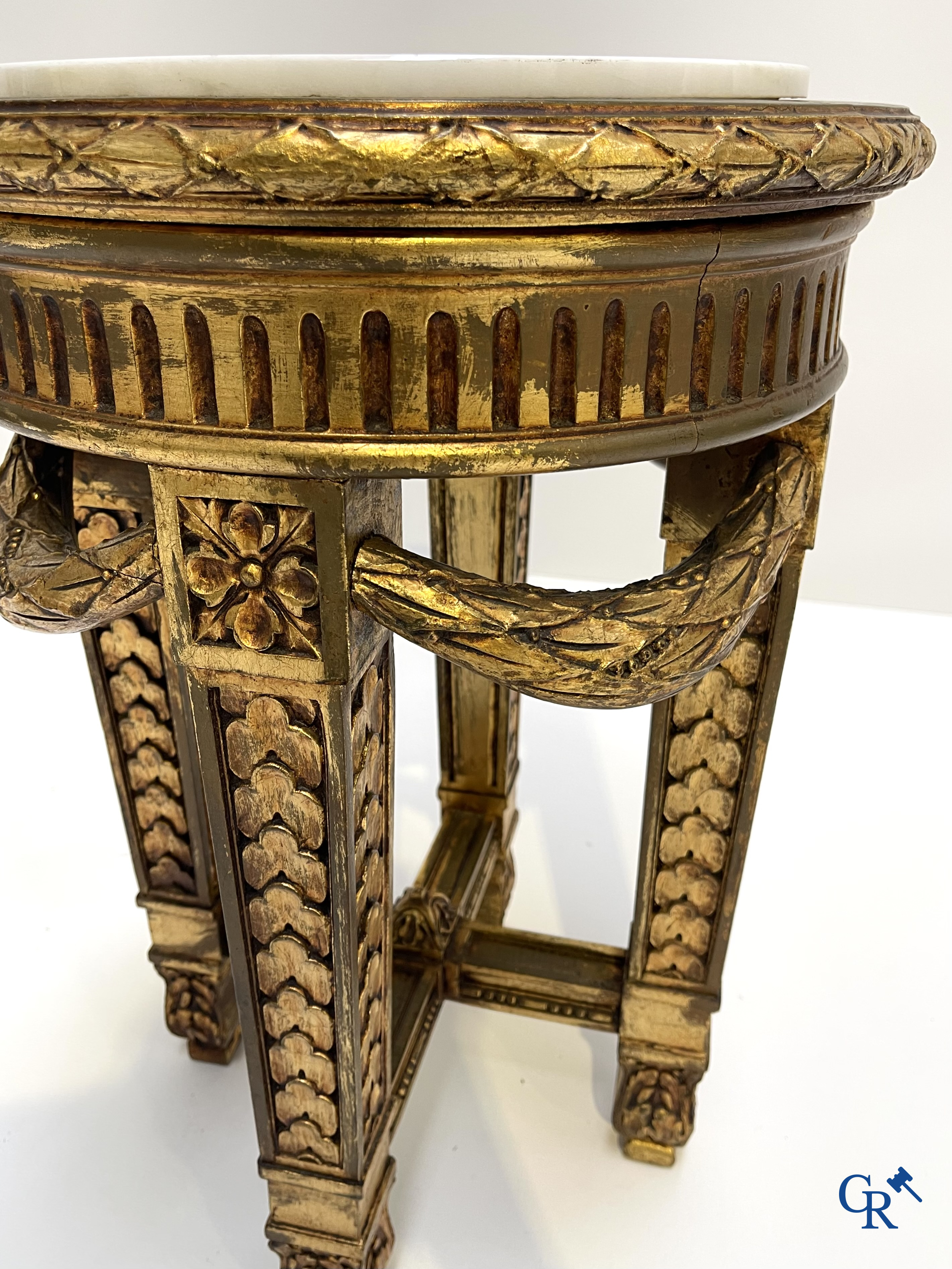 Piëdestal in gesculpteerd en verguld hout met guirlandes en marmer plateau. LXVI-stijl. Circa 1920.