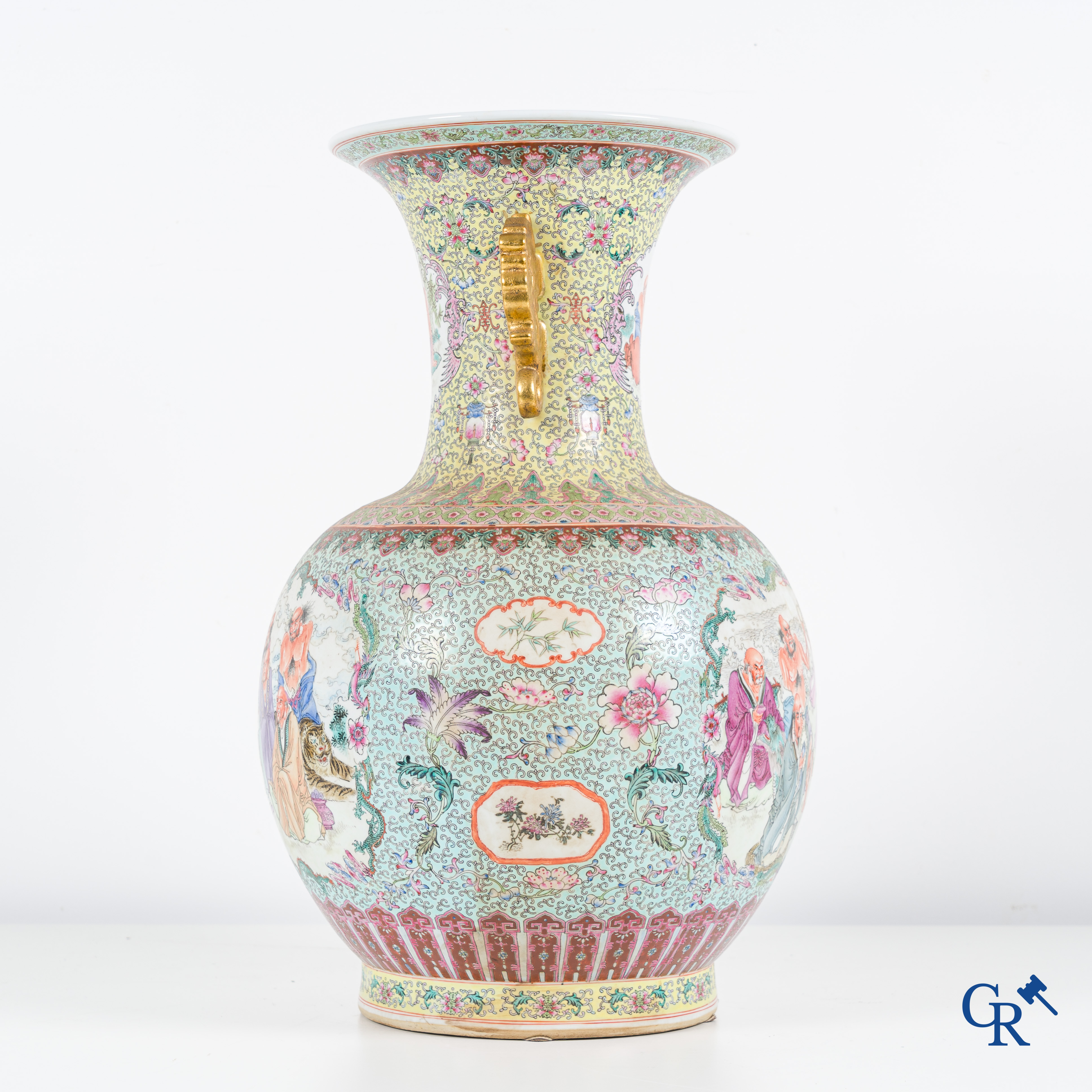 Aziatica, een Chinese famille rose bolvaas met geletterden. 20ste eeuw.