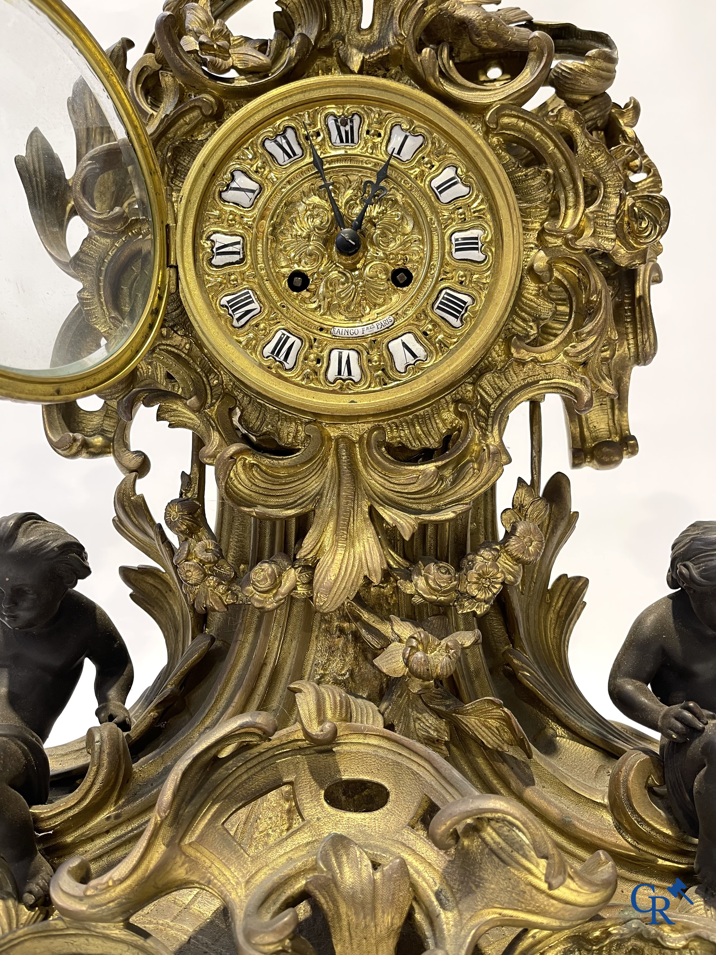 Raingo frères à Paris. Een imposante schouwgarnituur in vergulde en donker gepatineerde brons. LXV-stijl. 19e eeuw.