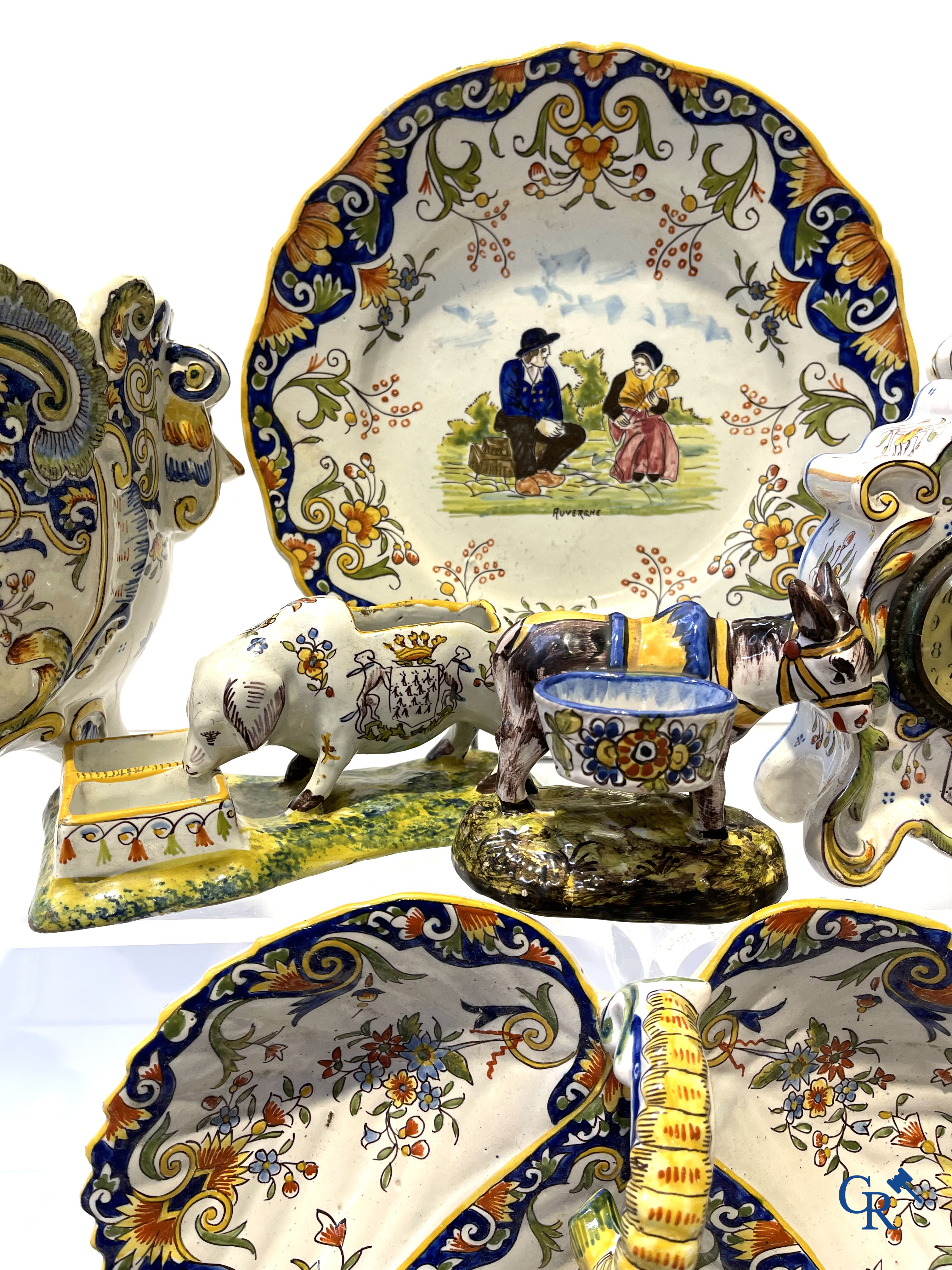 Faience van Rouen, Devres. Interessant en groot lot met diverse polychrome vormstukken. 19e eeuw.