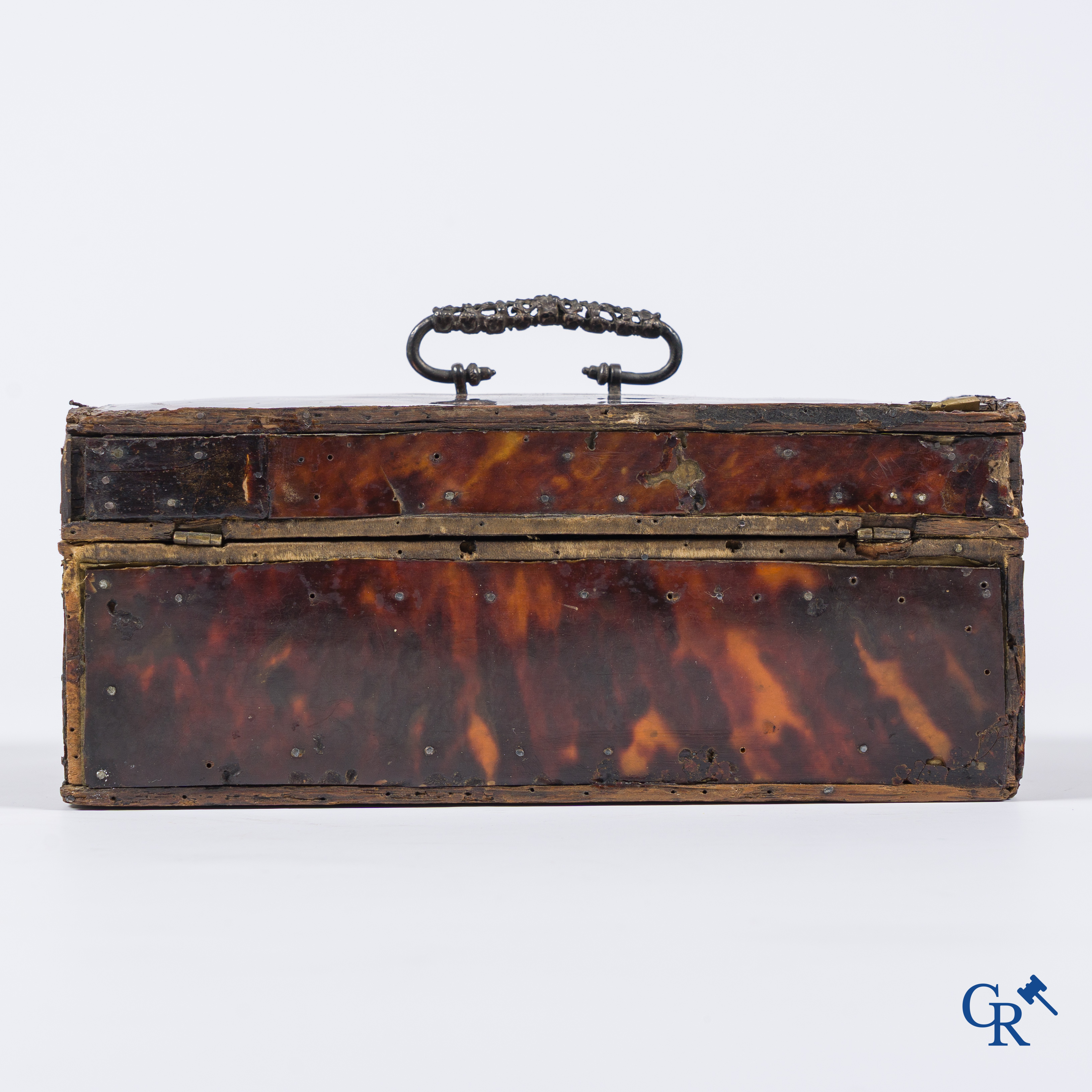 Frankrijk, 17e eeuw. Koffertje in schildpad met zilver monturen. Louis XIV tijdperk.