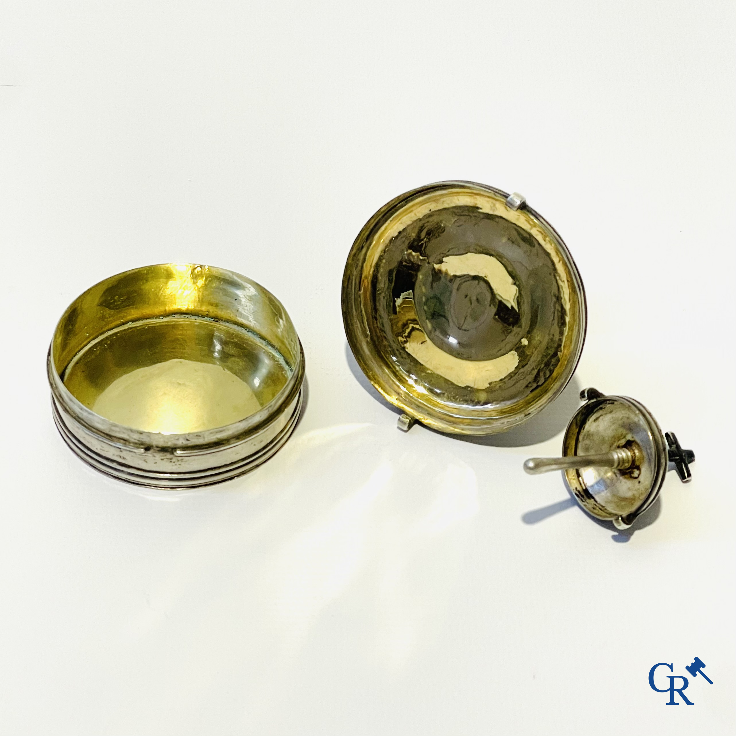 Religieuze objecten. Zilveren chrismatorium met pyxis. Antwerpen 17e eeuw.