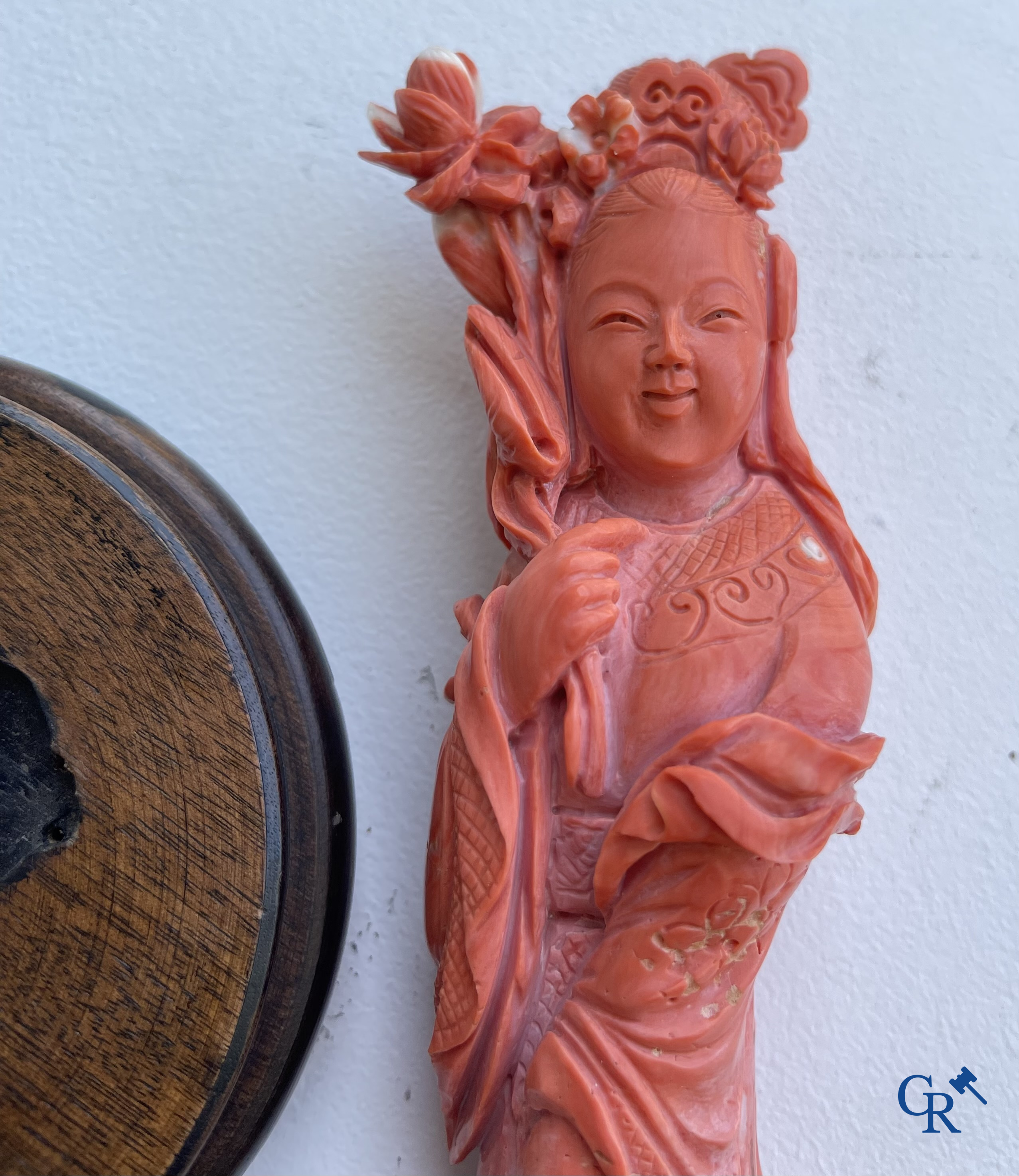 Aziatica, China. Een rode koraal figuur van een Chinese dame op houten sokkel.