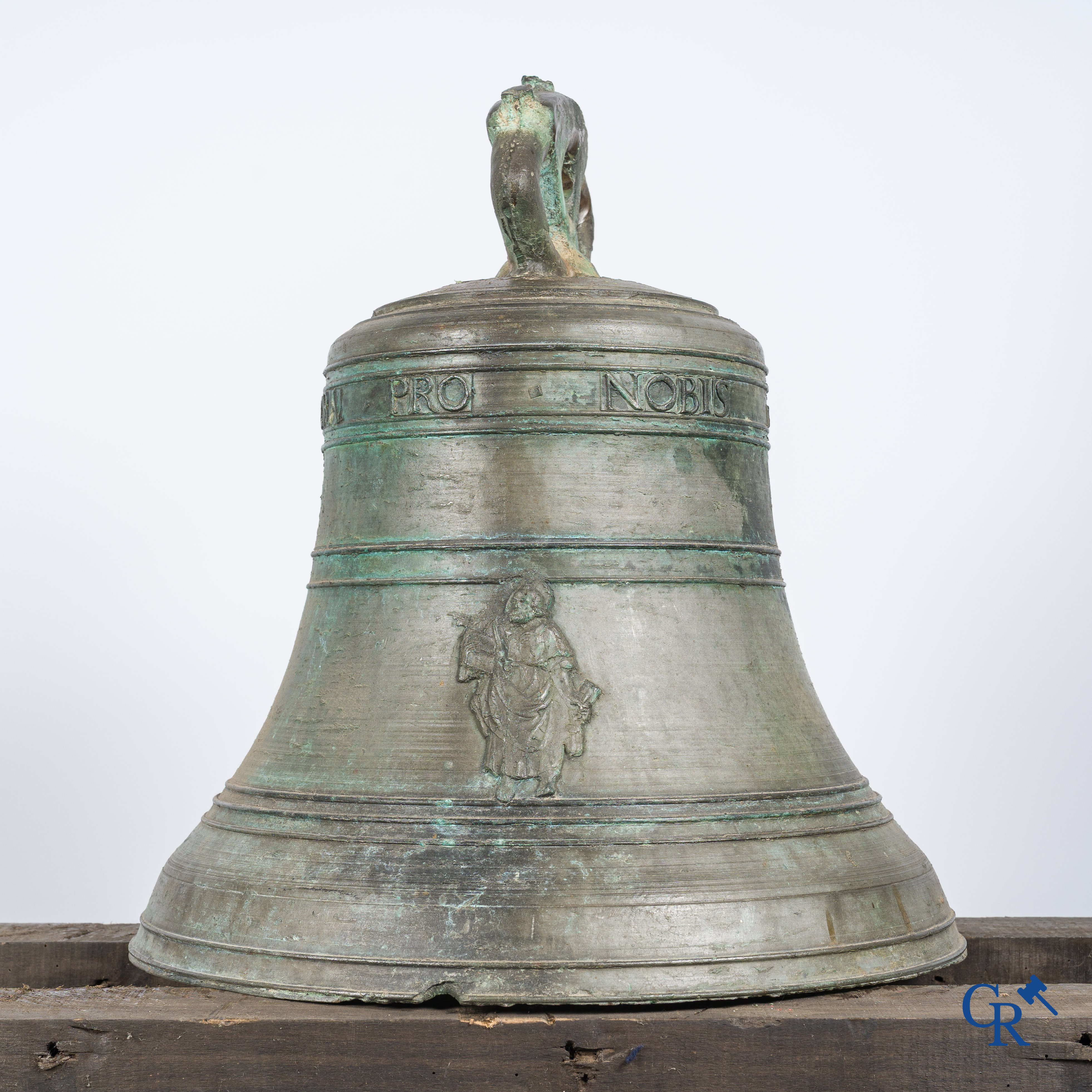 Religieuze objecten. Grote antieke kerk kroonklok of bel in brons met inscriptieband. Gedateerd 1650.