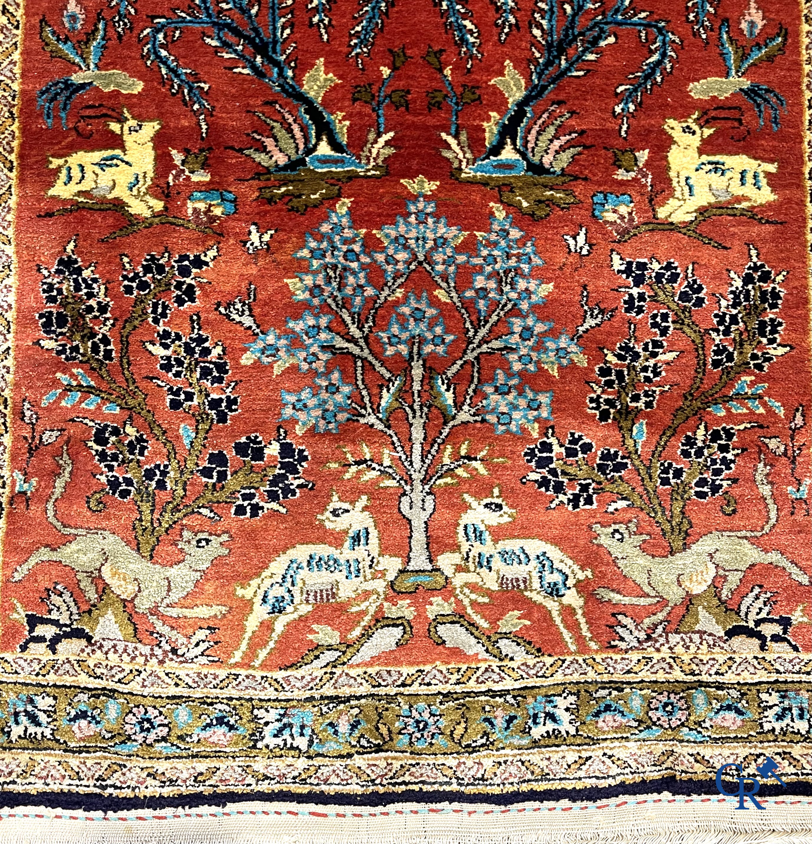 Oosterse tapijten. Een handgeknoopt tapijt met wouddieren. Zijde en wol.