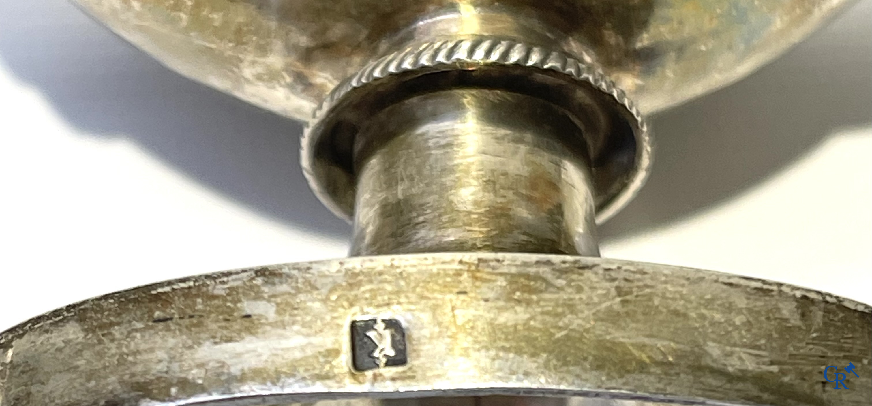 Paar zilveren zoutvaatjes met hanenkopmotief. Zilver 2de gehalte. Meerdere keurmerken. Belgisch werk 19e eeuw.