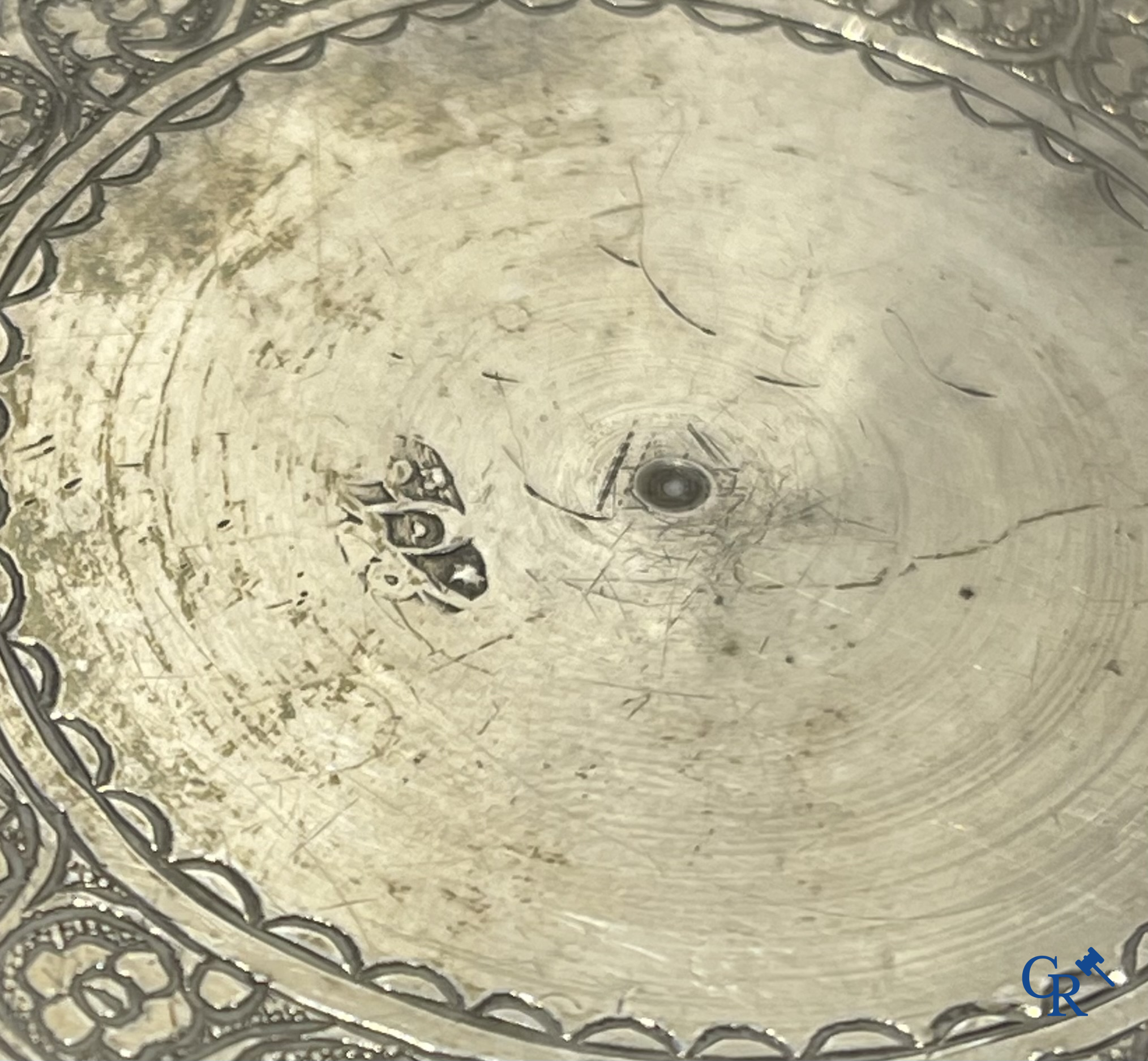 Fijn gegraveerde Perzische zilveren beker met een levensboom en taferelen uit het hofleven. 19e eeuw.