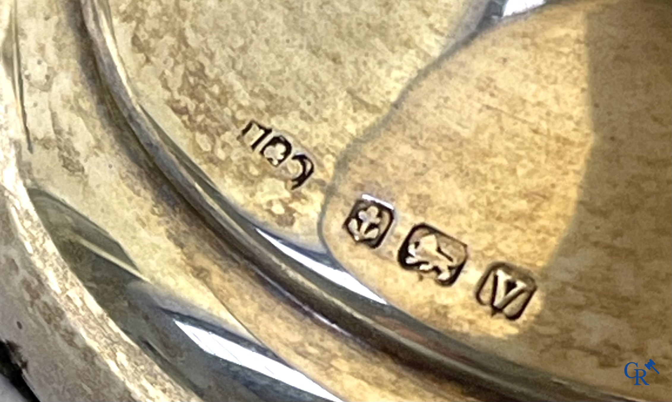 Zilver. 6 vormstukken in zilver, voornamelijk Sterling en een 18e eeuws mes in zilver.