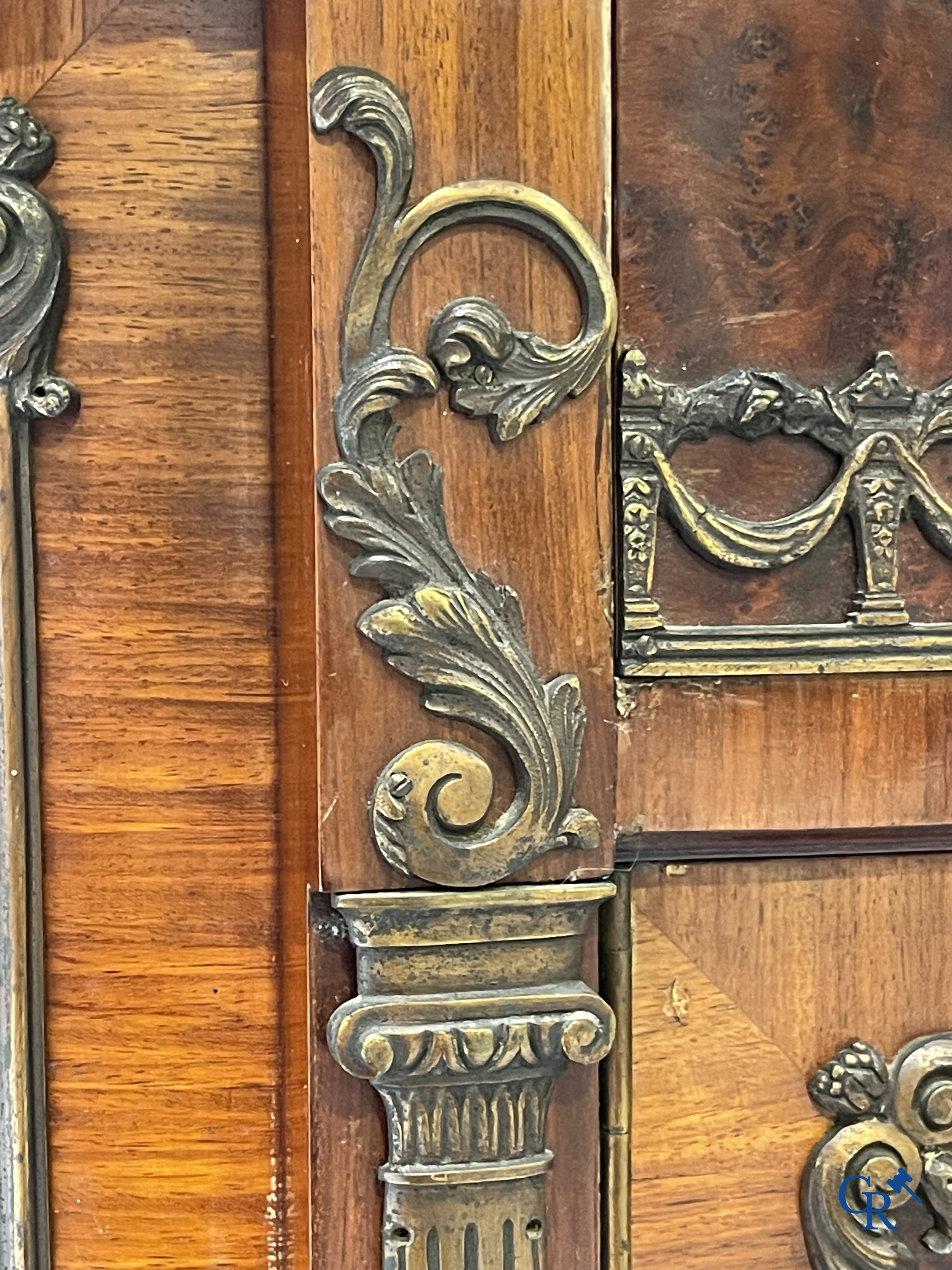 Uitzonderlijk eetkamermeubilair in mahoniehout fineer, marmer en brons. Napoleon III stijl. Circa 1900.