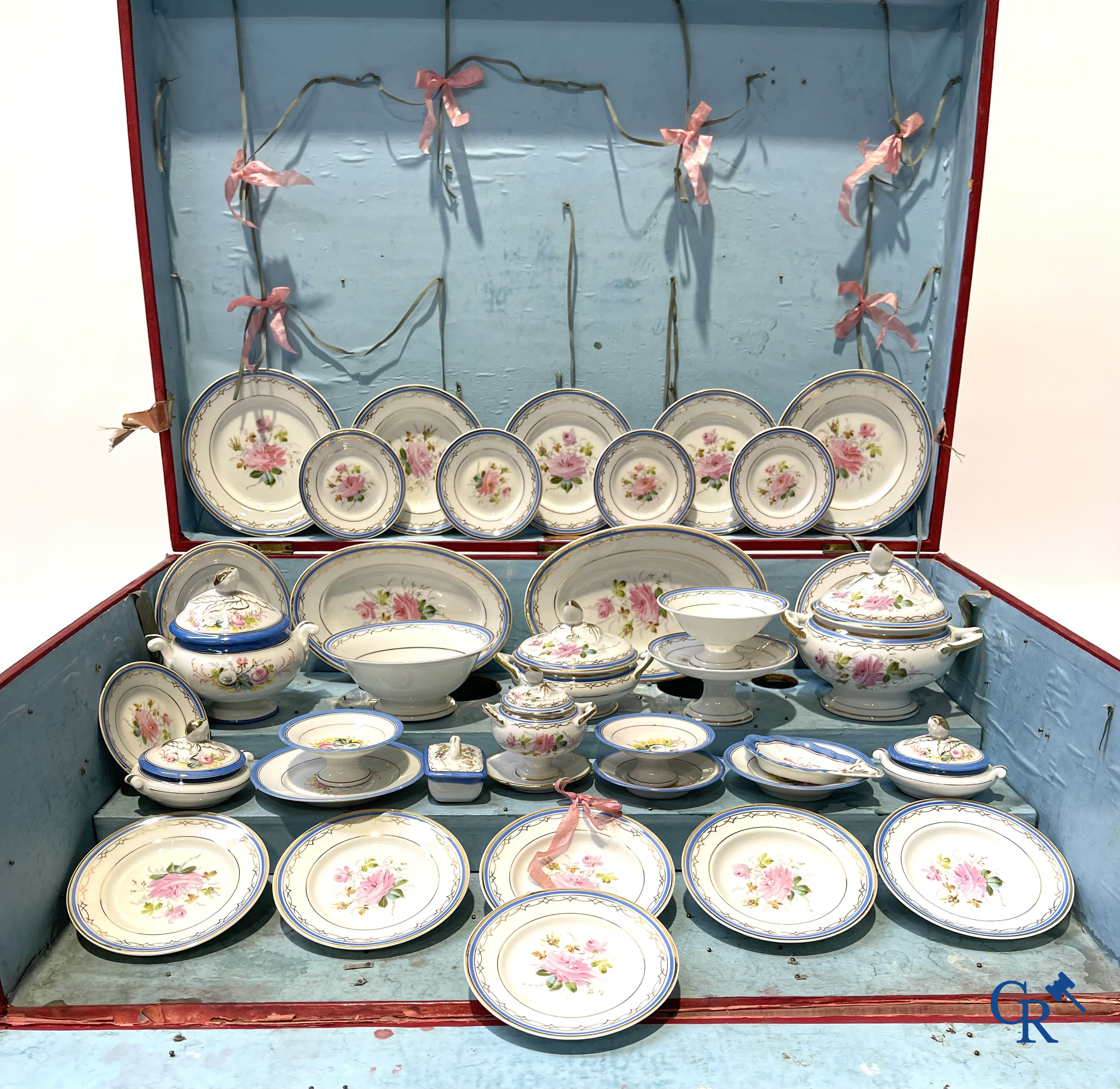 Oud speelgoed, Uitzonderlijk porseleinen poppenservies in originele koffer. Maison Bail, 210, Rue de Rivoli Paris.
