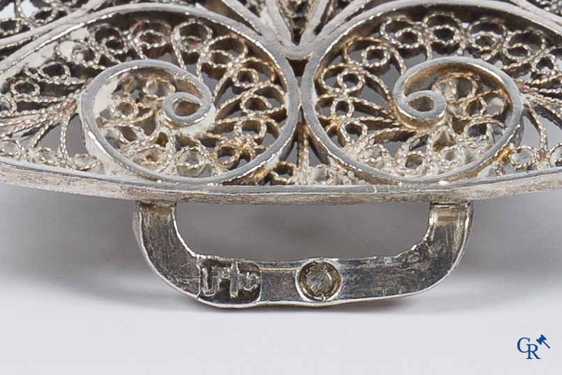 Zilver. 4 vormstukken in bewerkt zilver. 18e-19e eeuw.