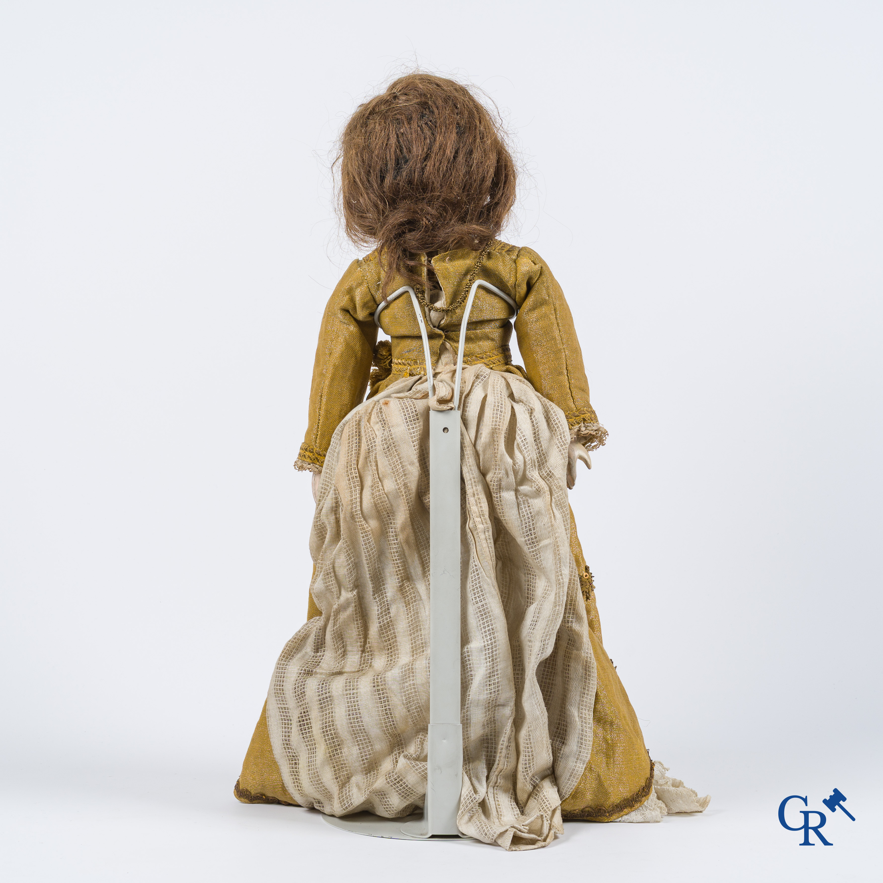 Oud speelgoed. Zeldzame antieke houten pop met glazen ogen. 19e eeuw.