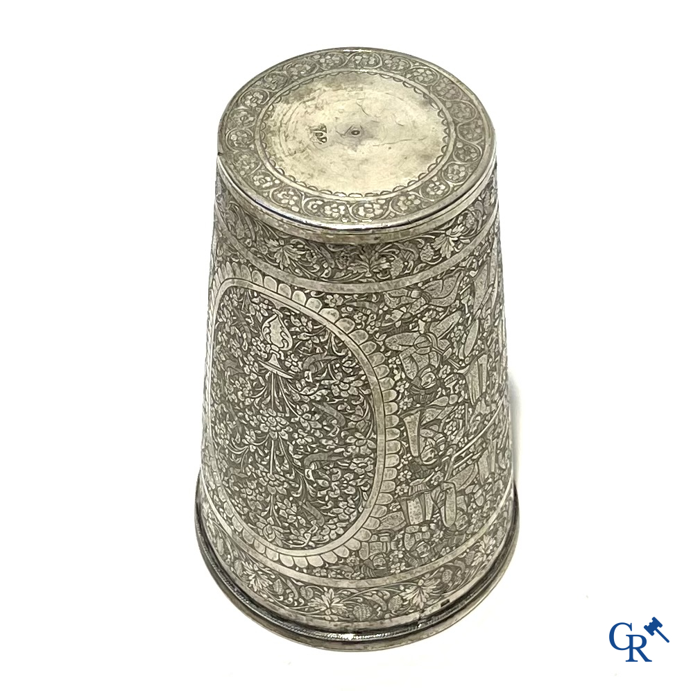 Fijn gegraveerde Perzische zilveren beker met een levensboom en taferelen uit het hofleven. 19e eeuw.