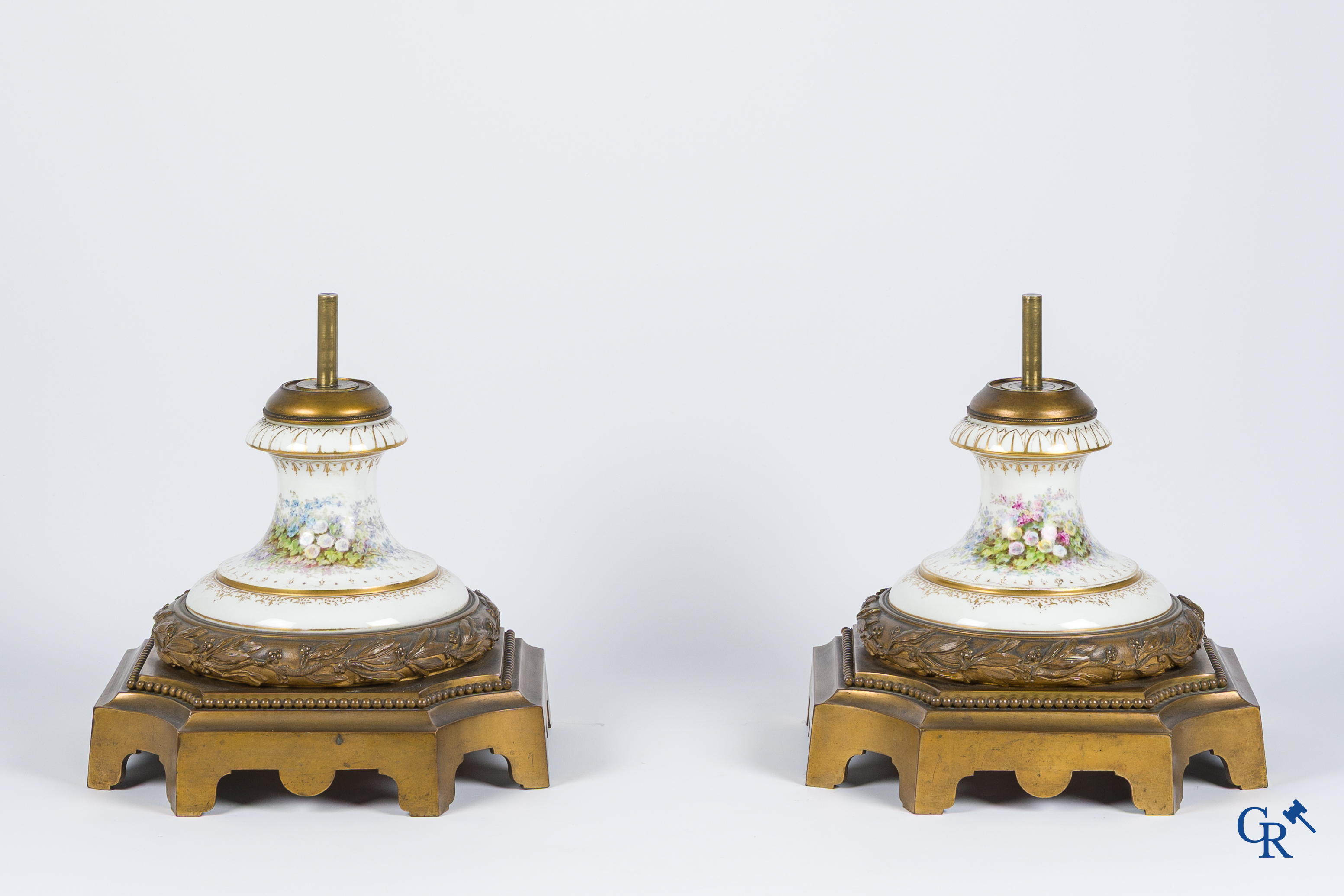 Sèvres. Een paar grote vazen op draaisokkel in Sèvres porselein met bronzen monturen. Gesigneerd Bertren. LXVI-stijl.