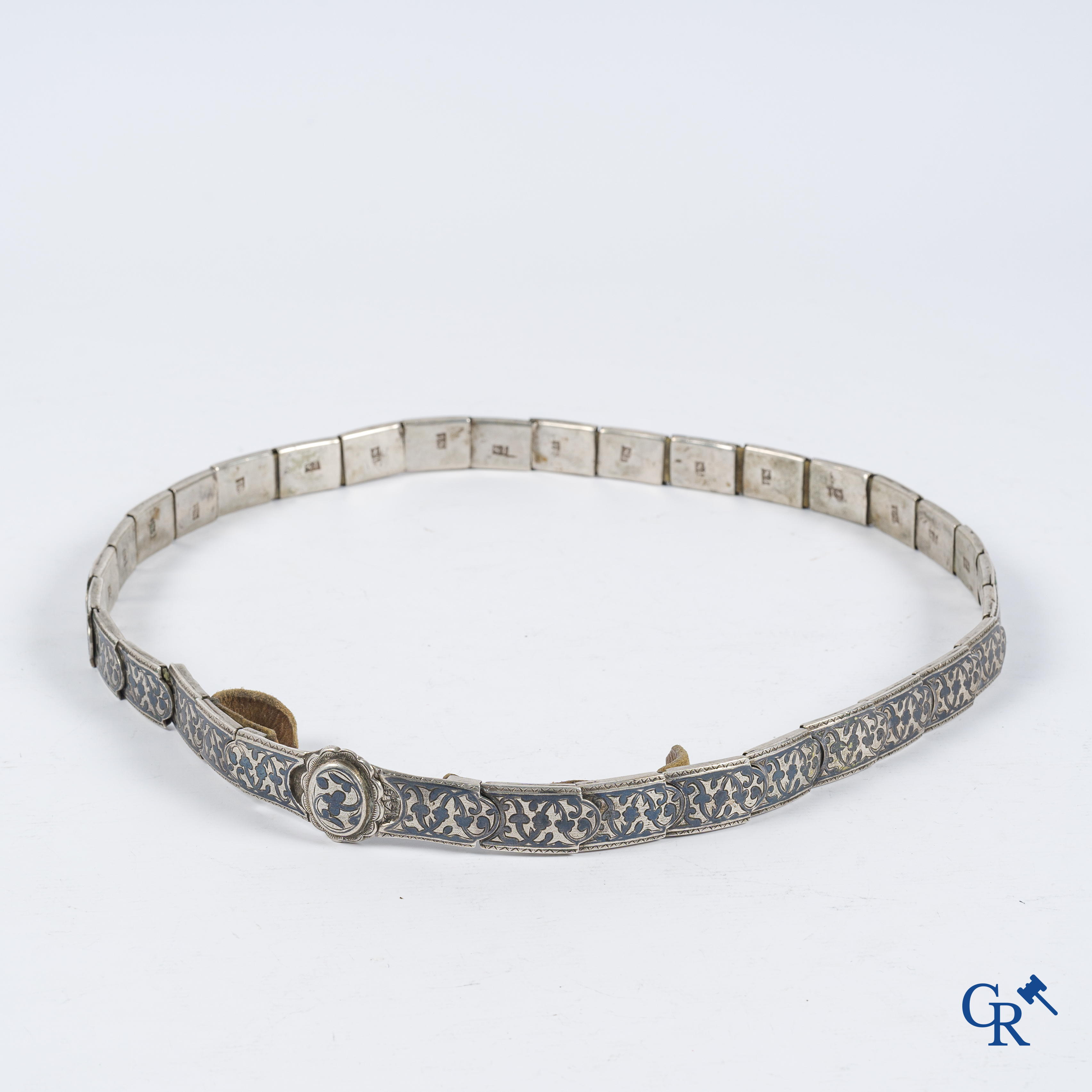 Russisch zilver. Ceremoniële riem in niello zilver 875°/00. Keurmerk 84 zolotnik op iedere schakel. Rusland 19e eeuw.
