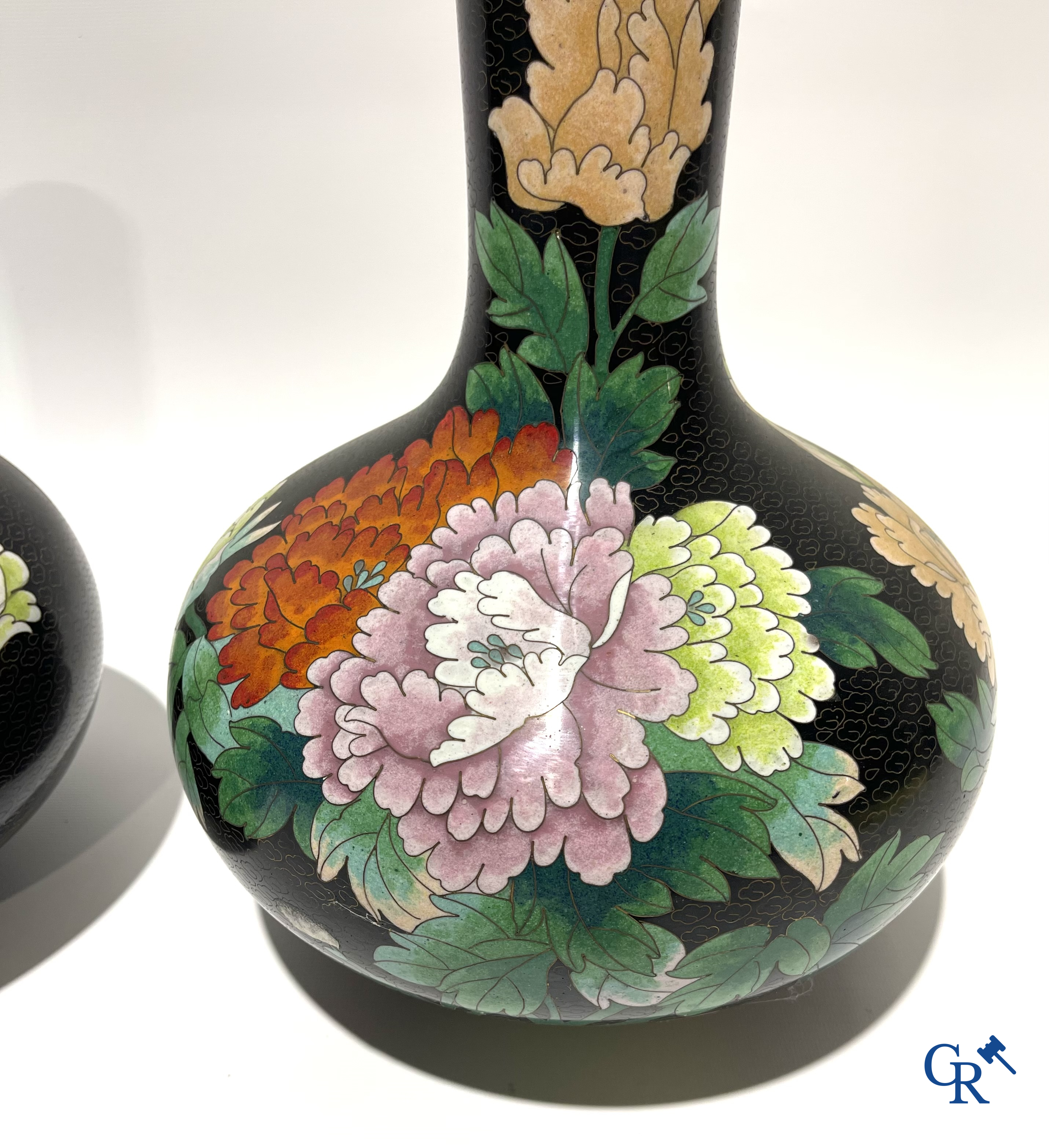 Een paar Chinese cloisonne vazen met bloemendecor.