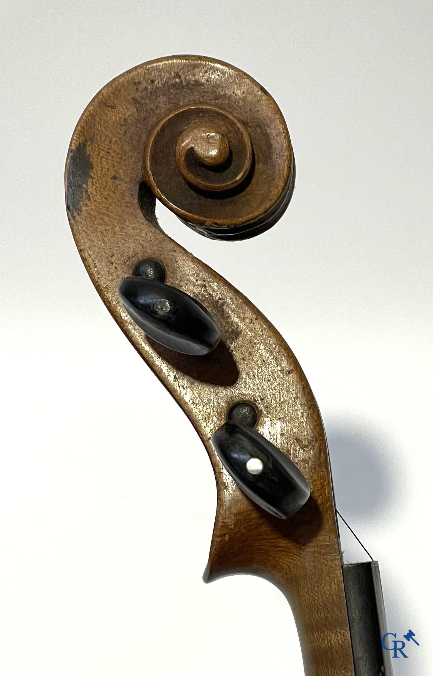 Antieke viool met strijkstok in opbergkoffer.