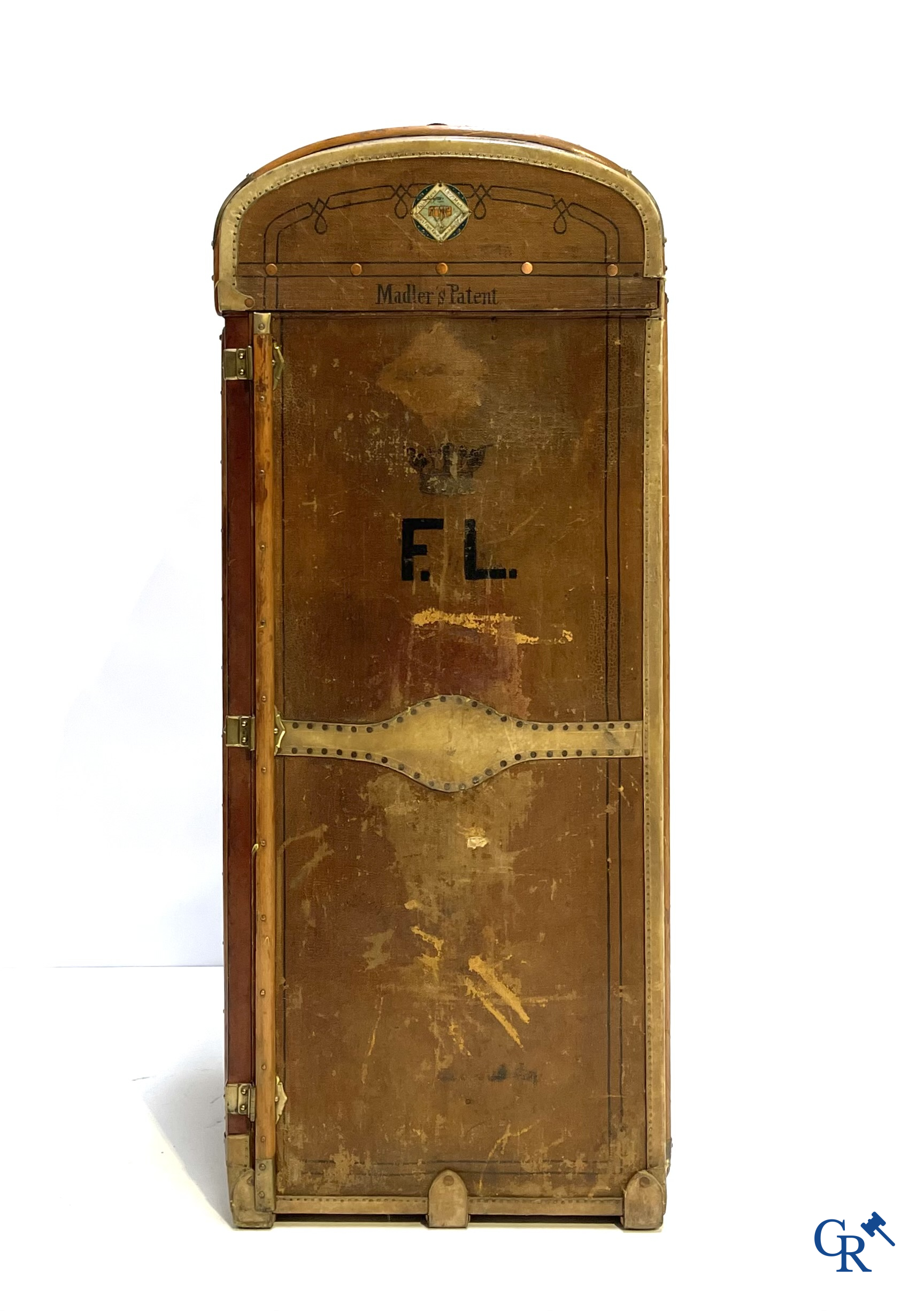 Antieke koffer. Buitengewone grote reiskoffer met dressing. Meerdere schuiven en opbergvakken. Circa 1900.