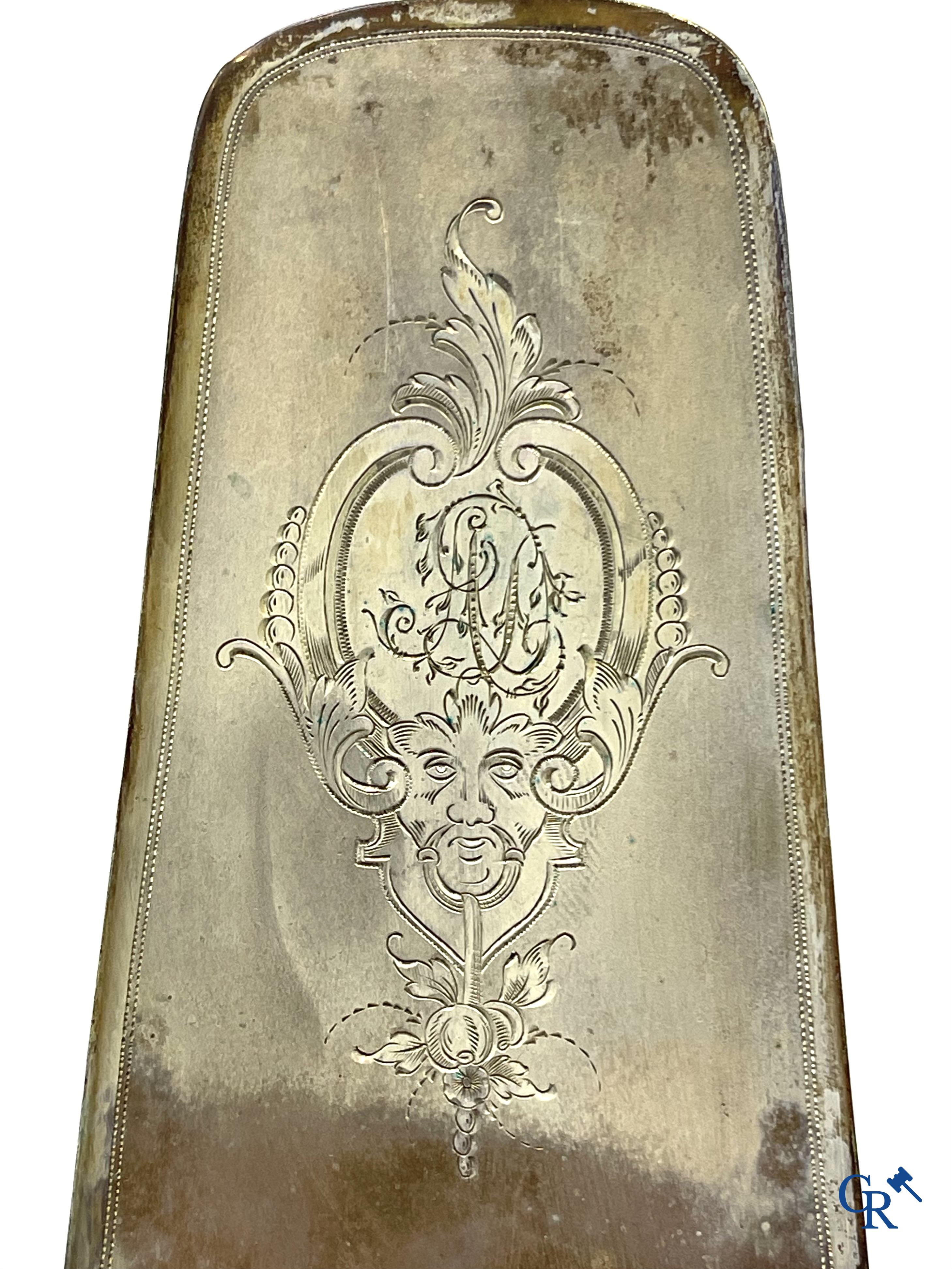 Zilver. Toiletstel in zilver 835°/00, een taartschep in zilver 800°/00 en een taart servies, niet gemerkt.