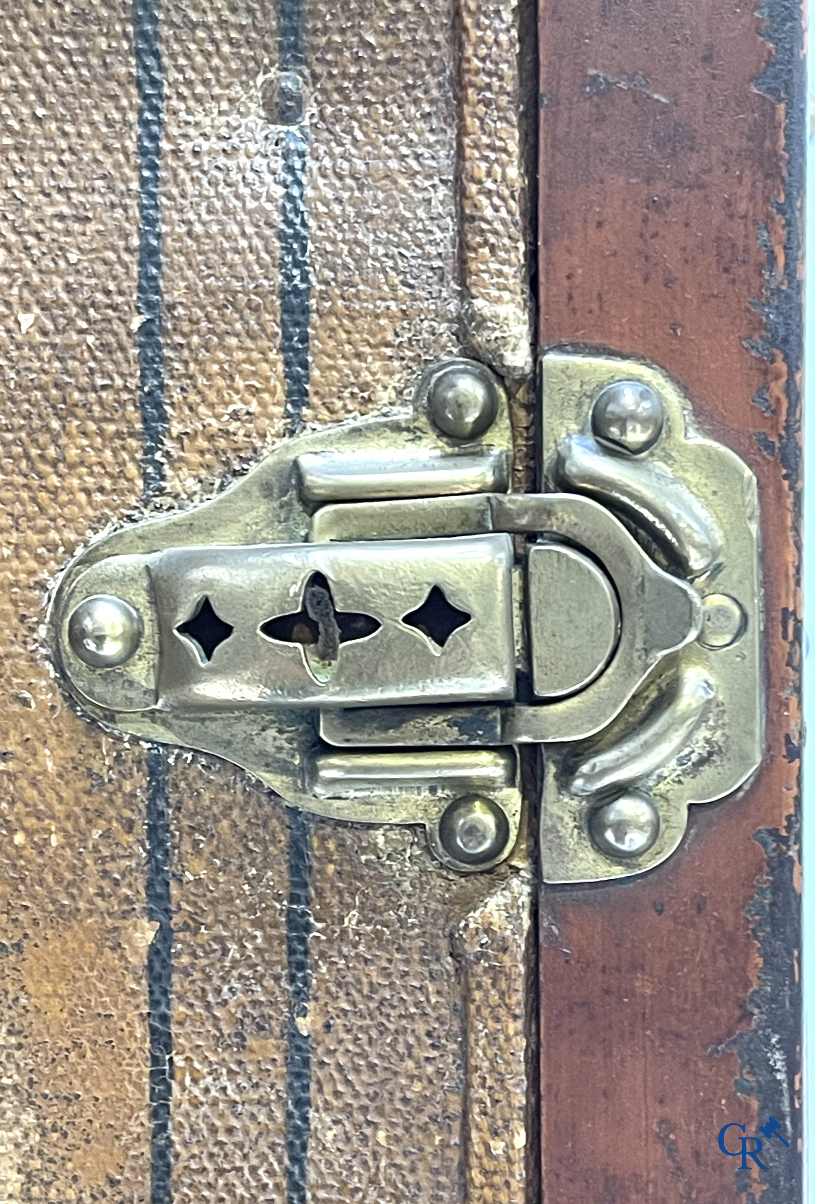 Antieke koffer. Buitengewone grote reiskoffer met dressing. Meerdere schuiven en opbergvakken. Circa 1900.