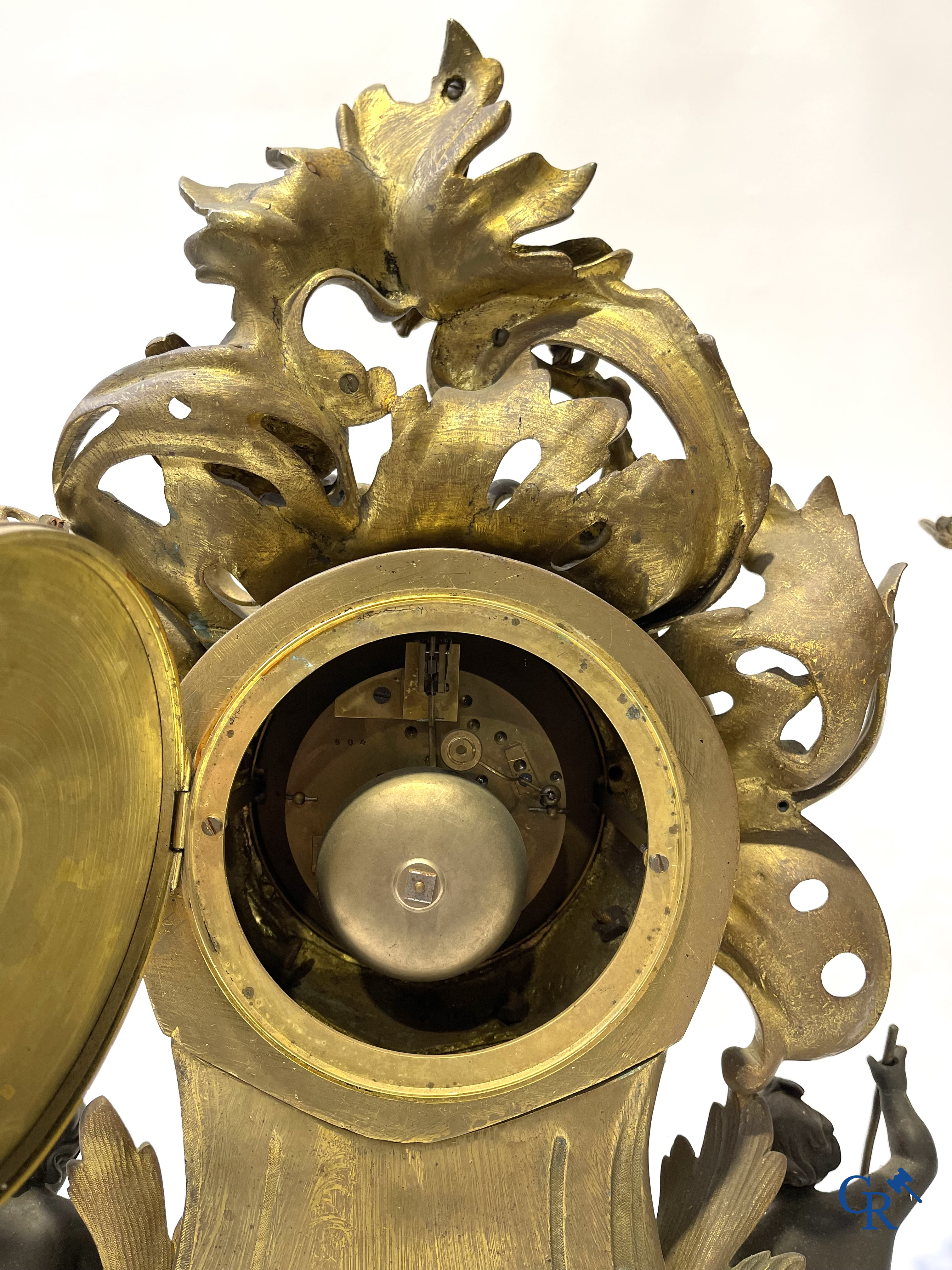 Raingo frères à Paris. Een imposante schouwgarnituur in vergulde en donker gepatineerde brons. LXV-stijl. 19e eeuw.