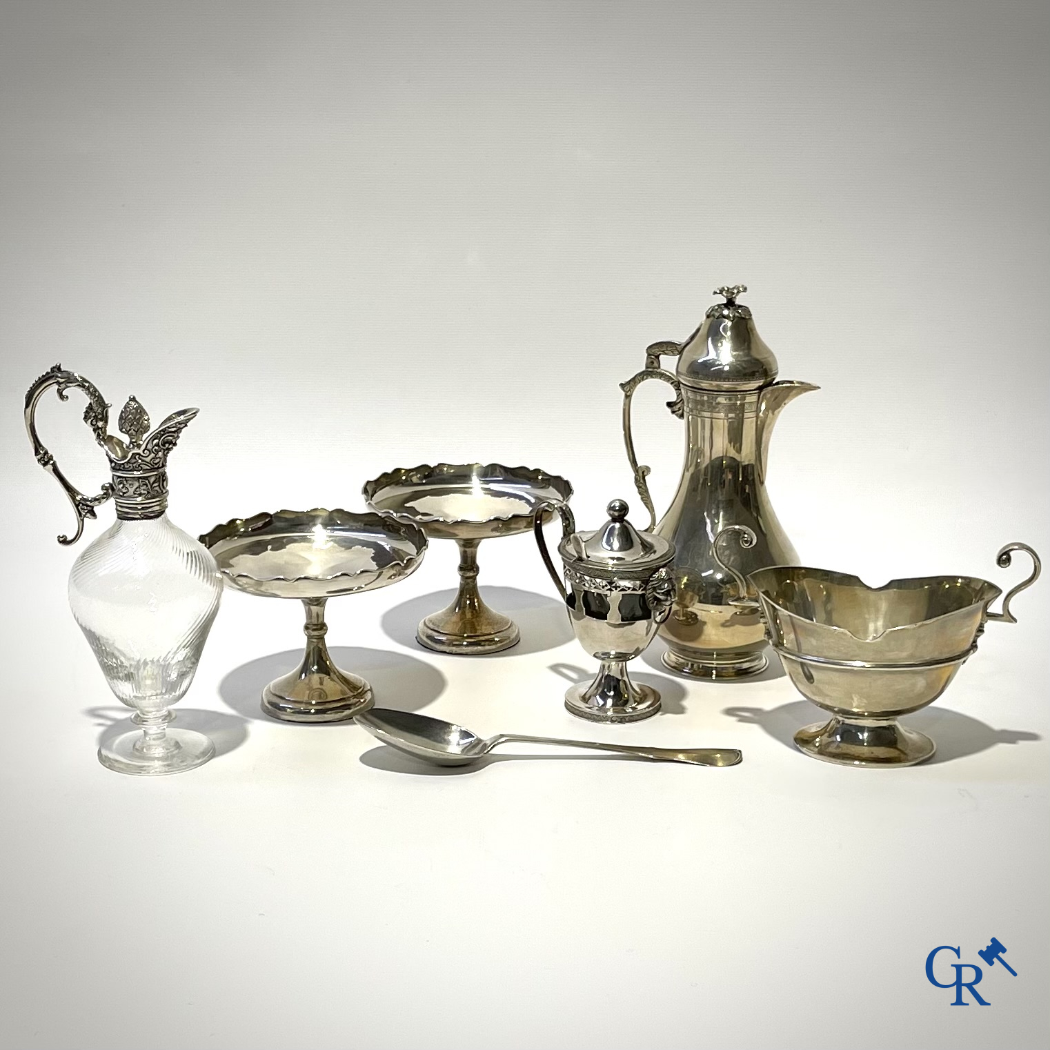 Zilver. 6 vormstukken in zilver, voornamelijk Sterling en een 18e eeuws mes in zilver.