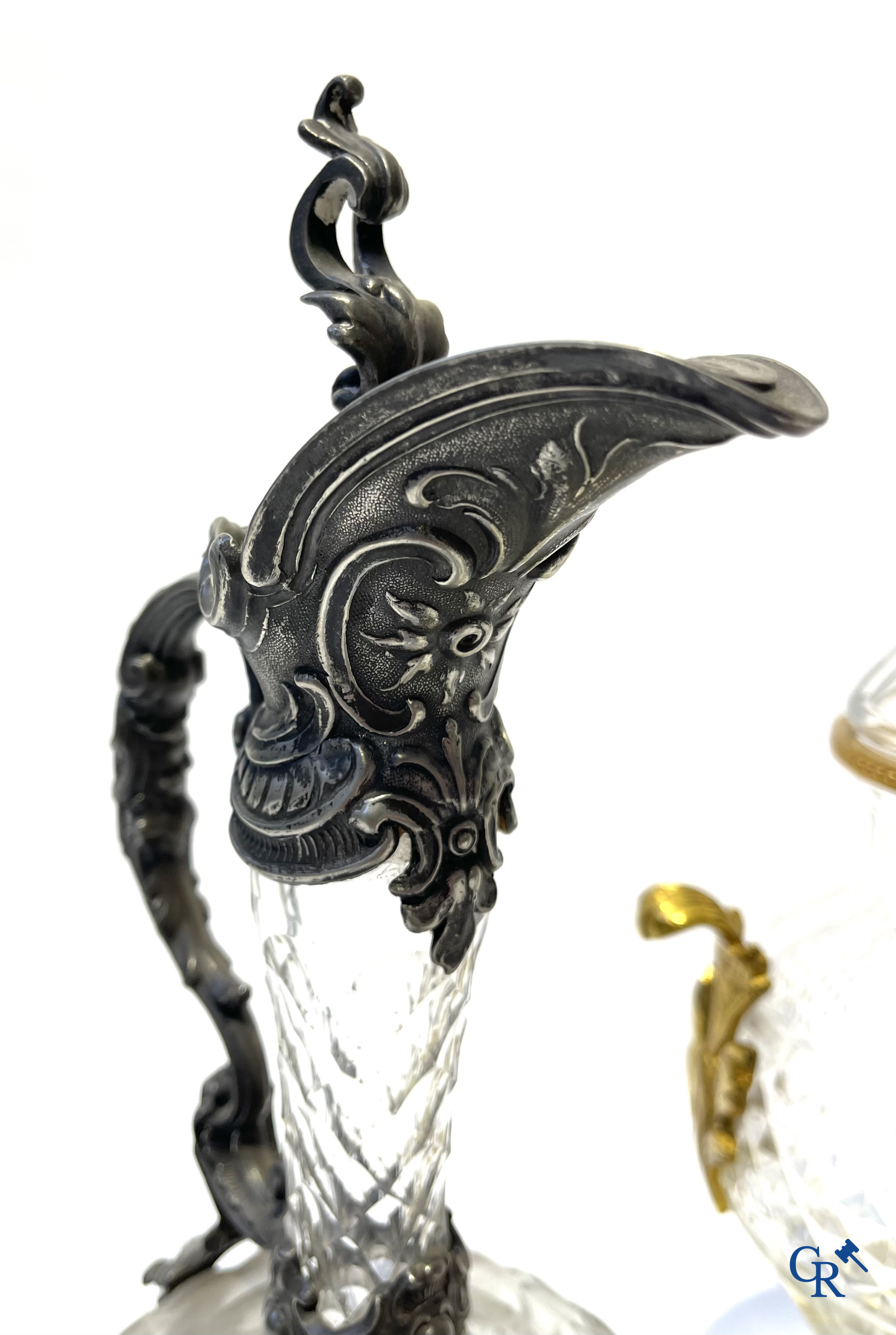 Een kavel van een paar karaffen in kristal, een inktstel in zilver 800°/00, een dekselvaas bijgevoegd.