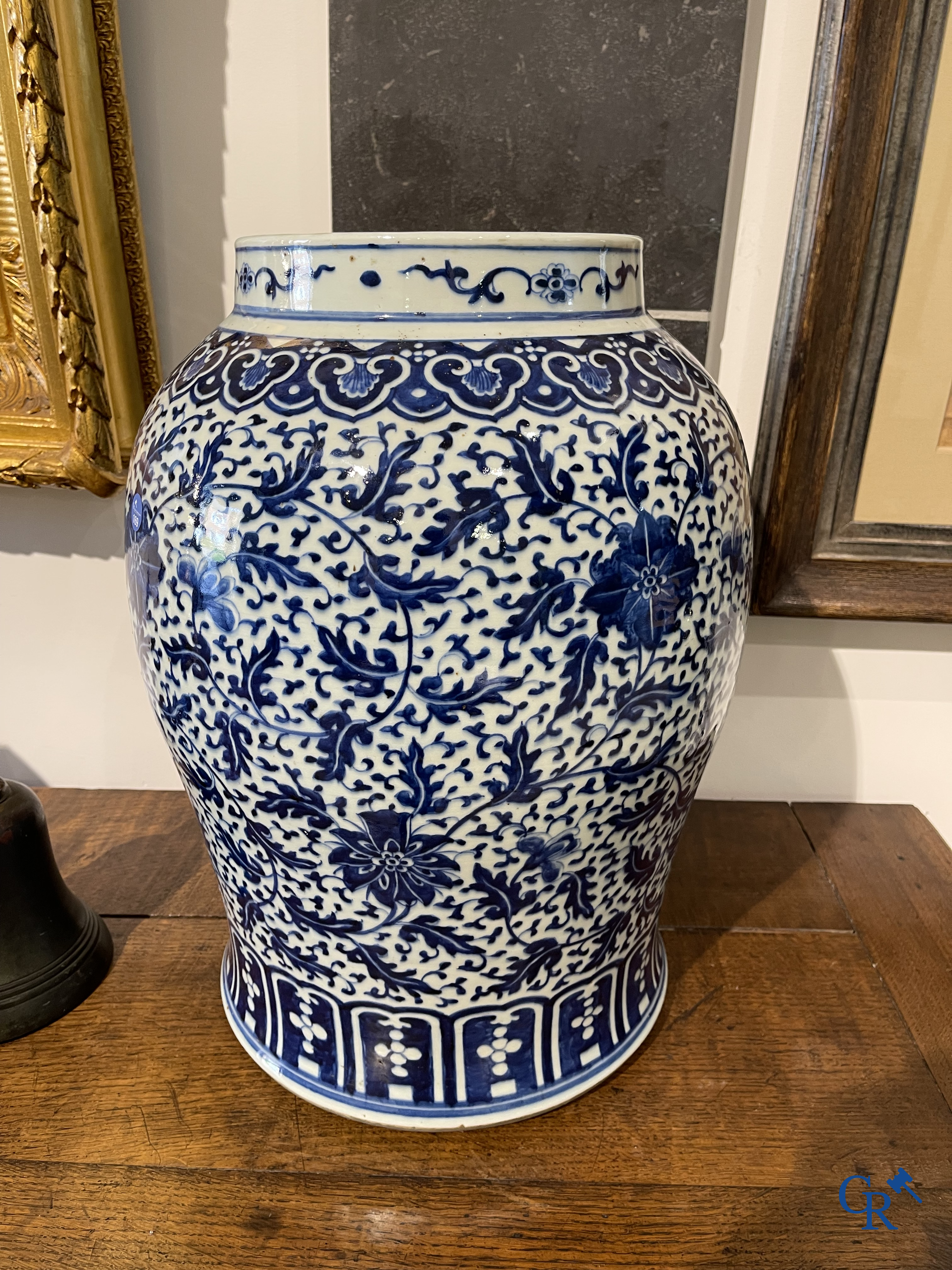 Asian Art. Chinese porcelain. A massive Chinese blue and white baluster vase and lid with lotus roll decor. 19th century.