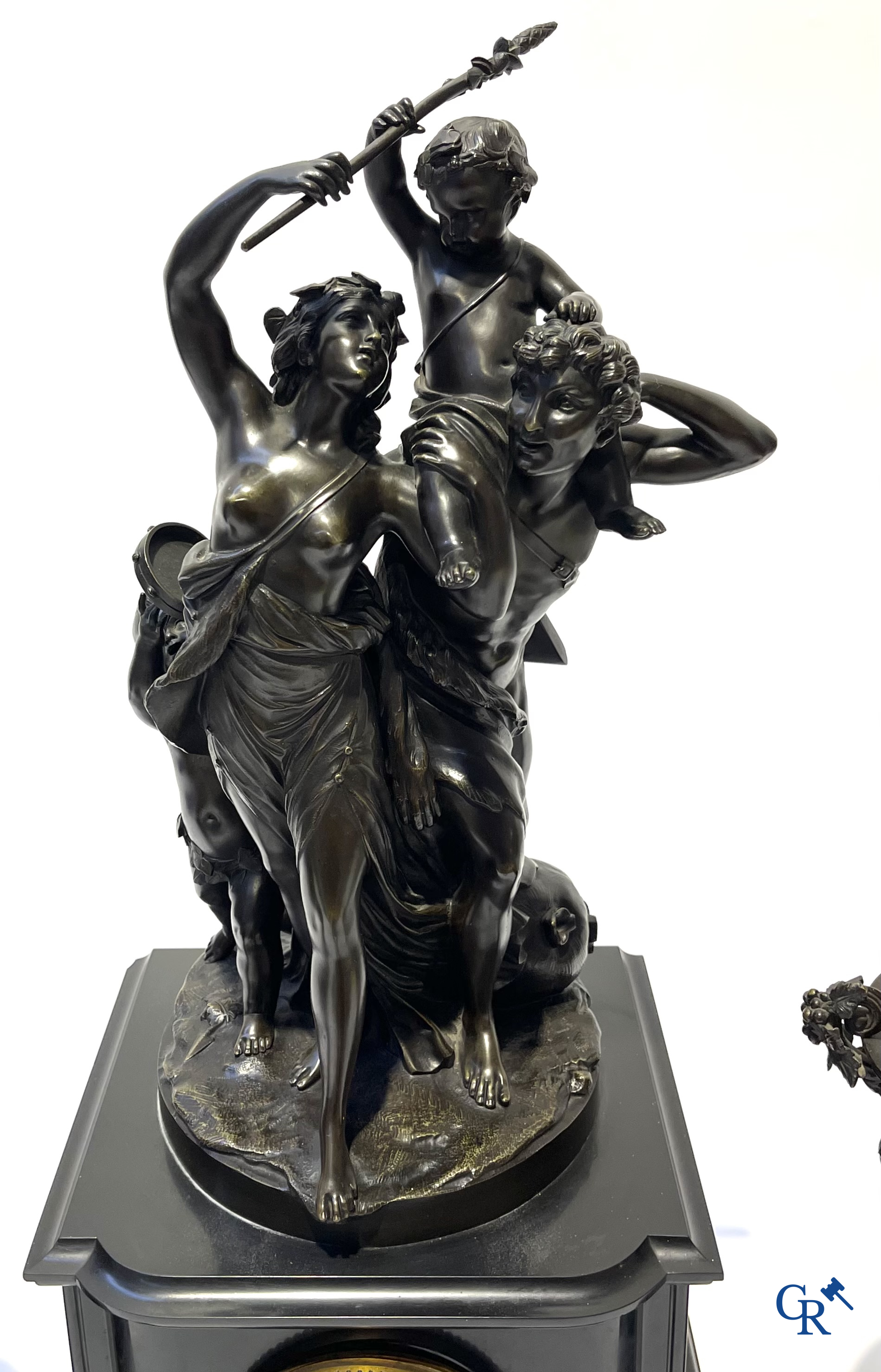 3 delige schouwgarnituur in marmer en brons in de stijl van Clodion. Circa 1900.