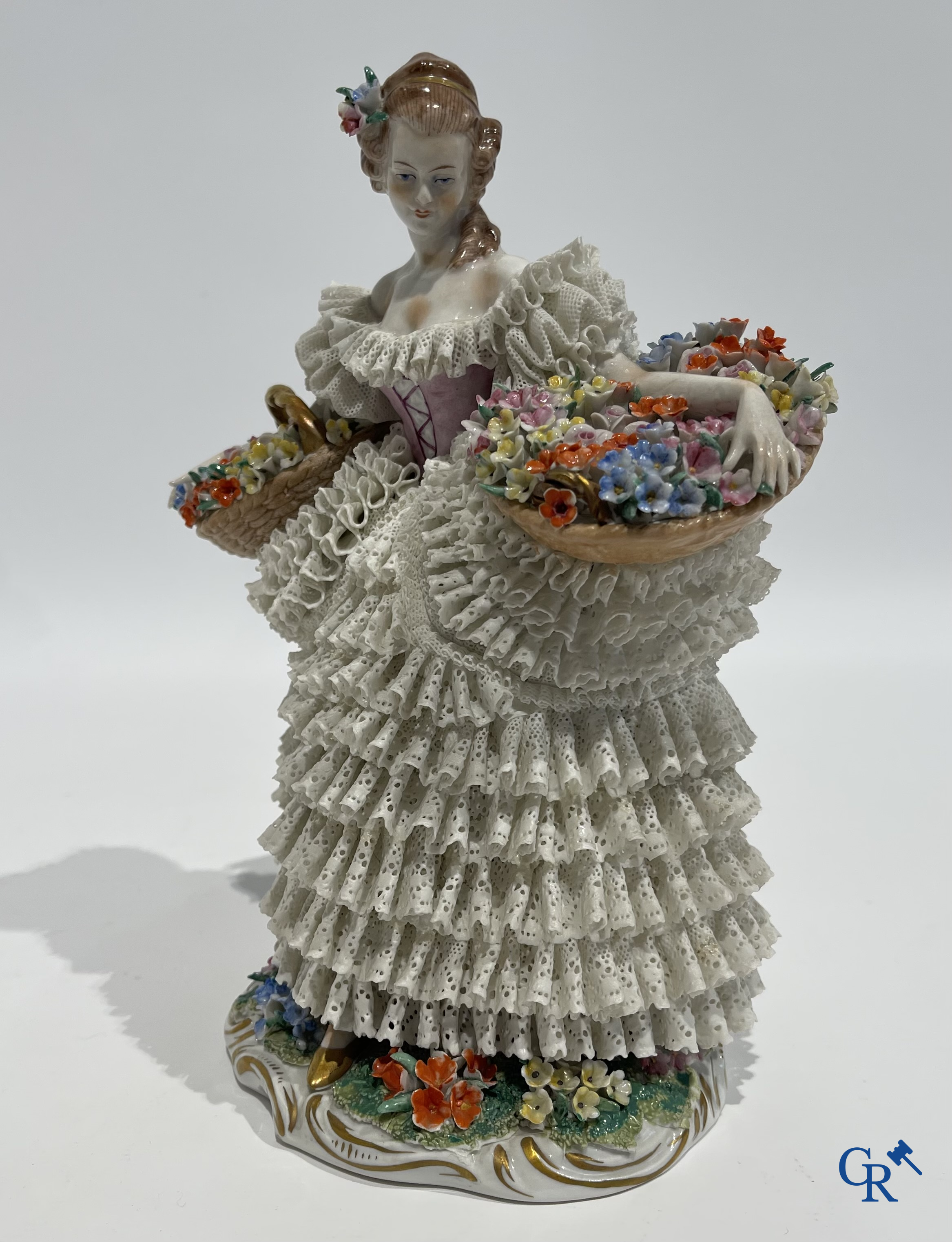 Duits porselein. 3 groepen in lace porcelain. Gemerkt Volkstedt Rudolstadt en Sitzendorf.