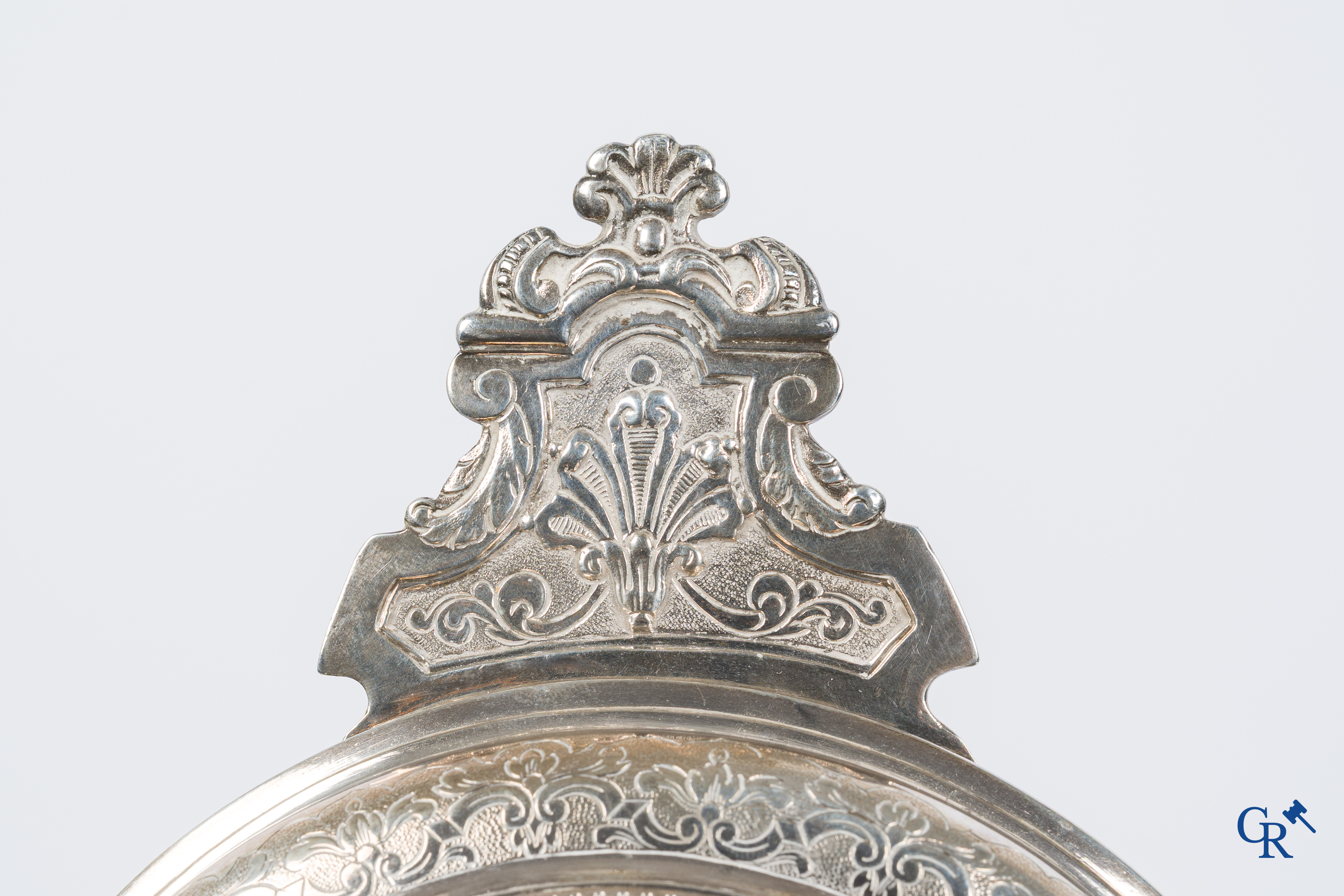 Zilver. Mechelen, 1ste helft 18e eeuw, circa 1720.  Ronde dekselschotel met 2 platte handvaten. Meestermerk met anker.