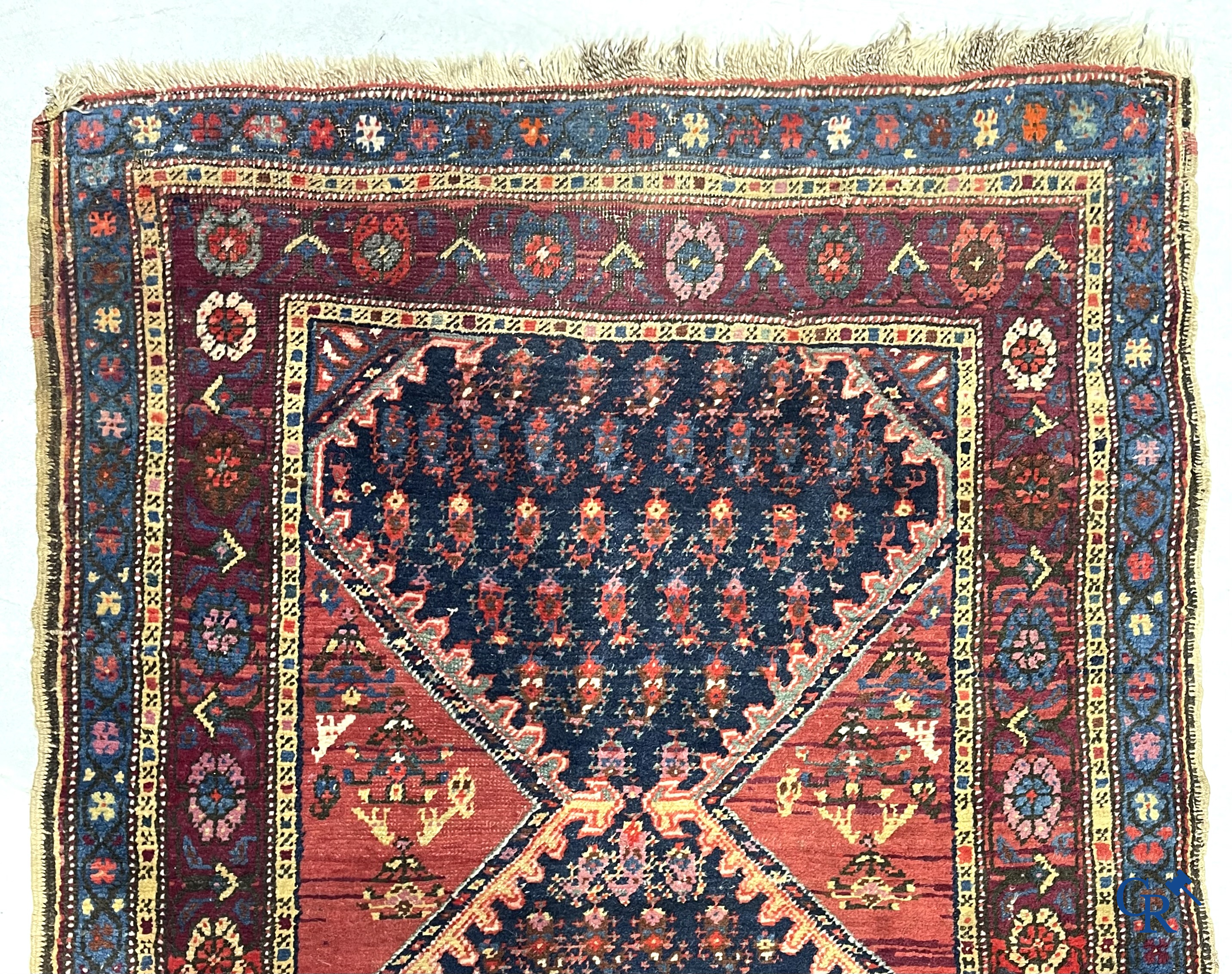 Oosterse tapijten. Een grote handgeknoopte antieke loper met geometrische motieven. 19e eeuw.