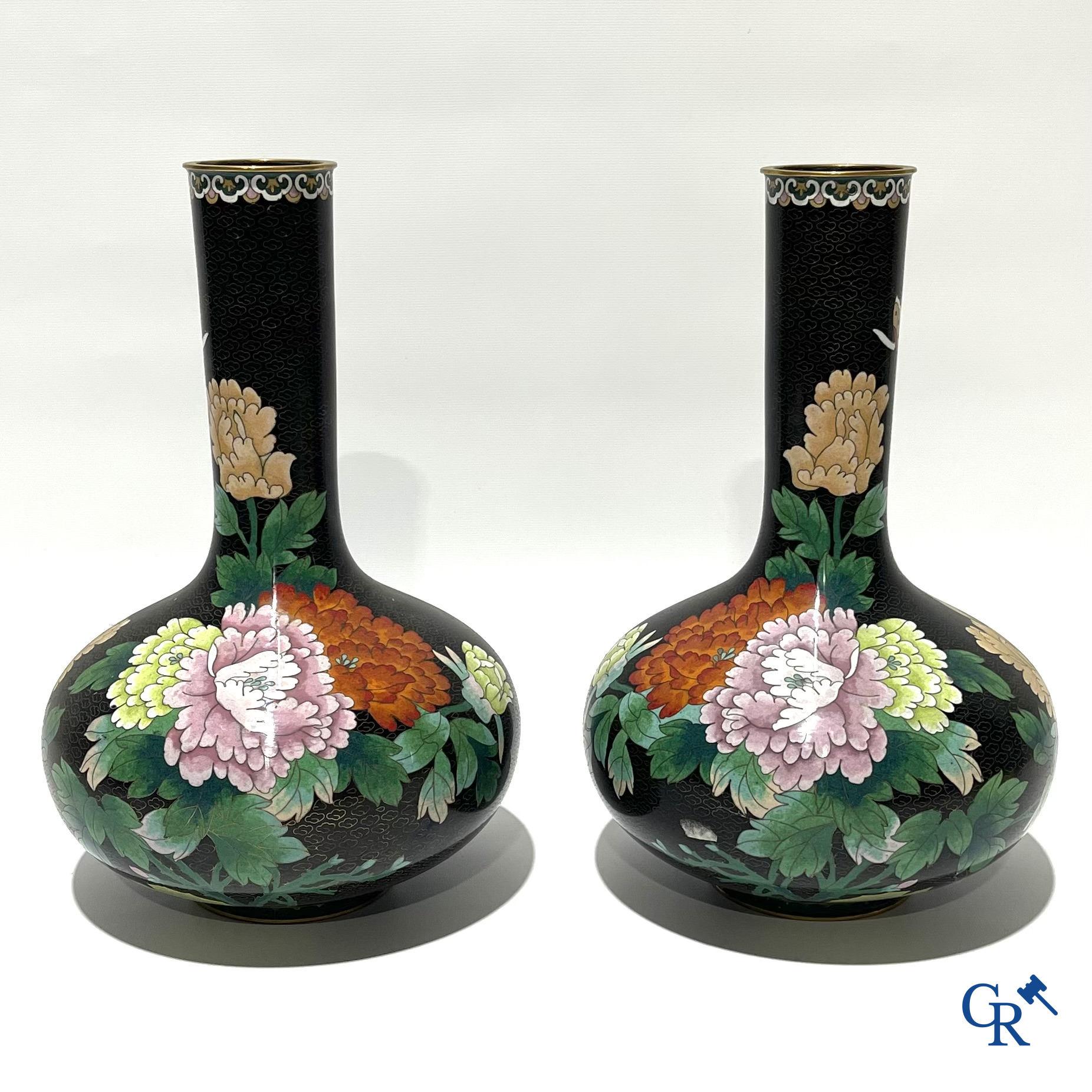 Een paar Chinese cloisonne vazen met bloemendecor.